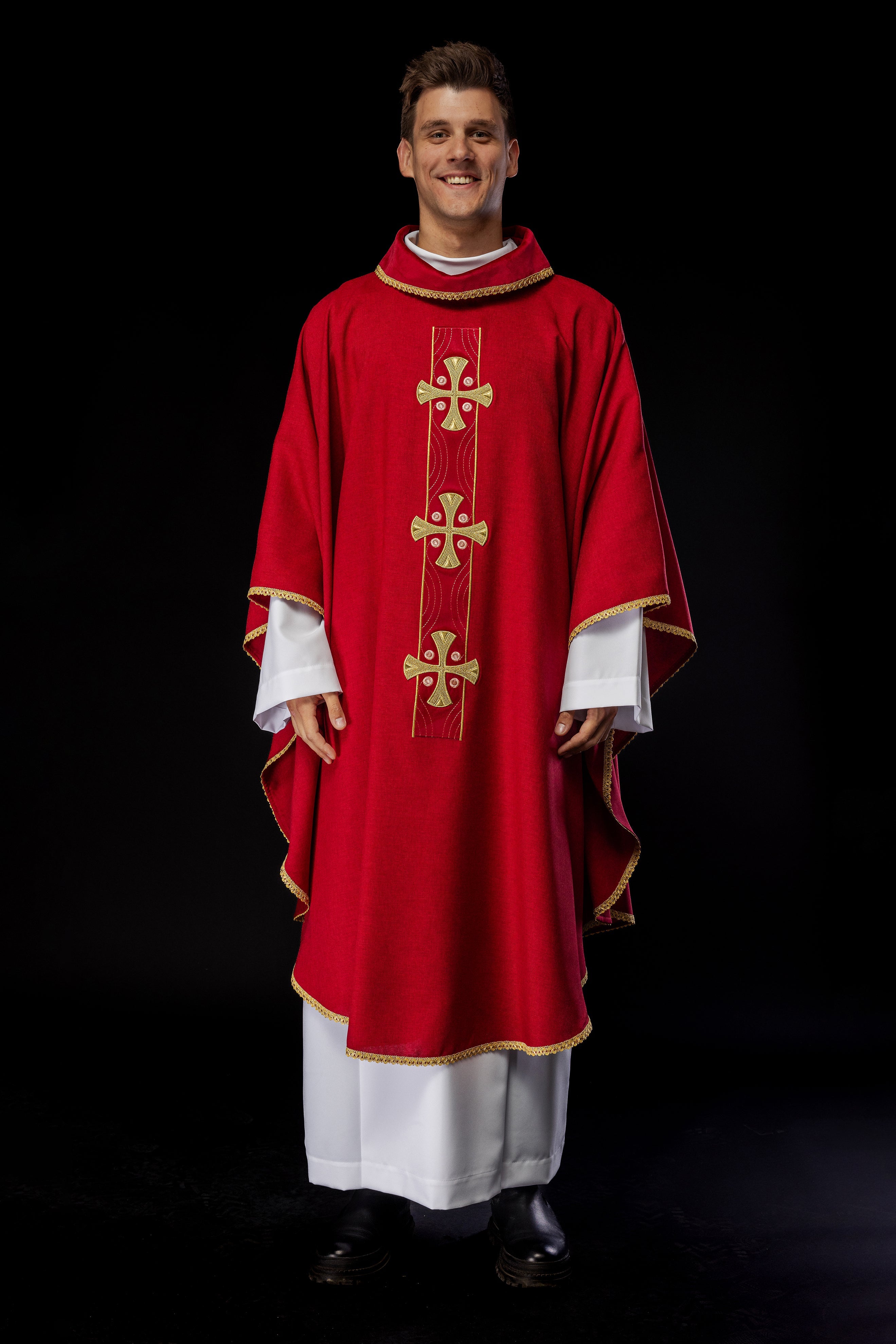 Chasuble en croix brodées d'or et passepoil sur le col en rouge