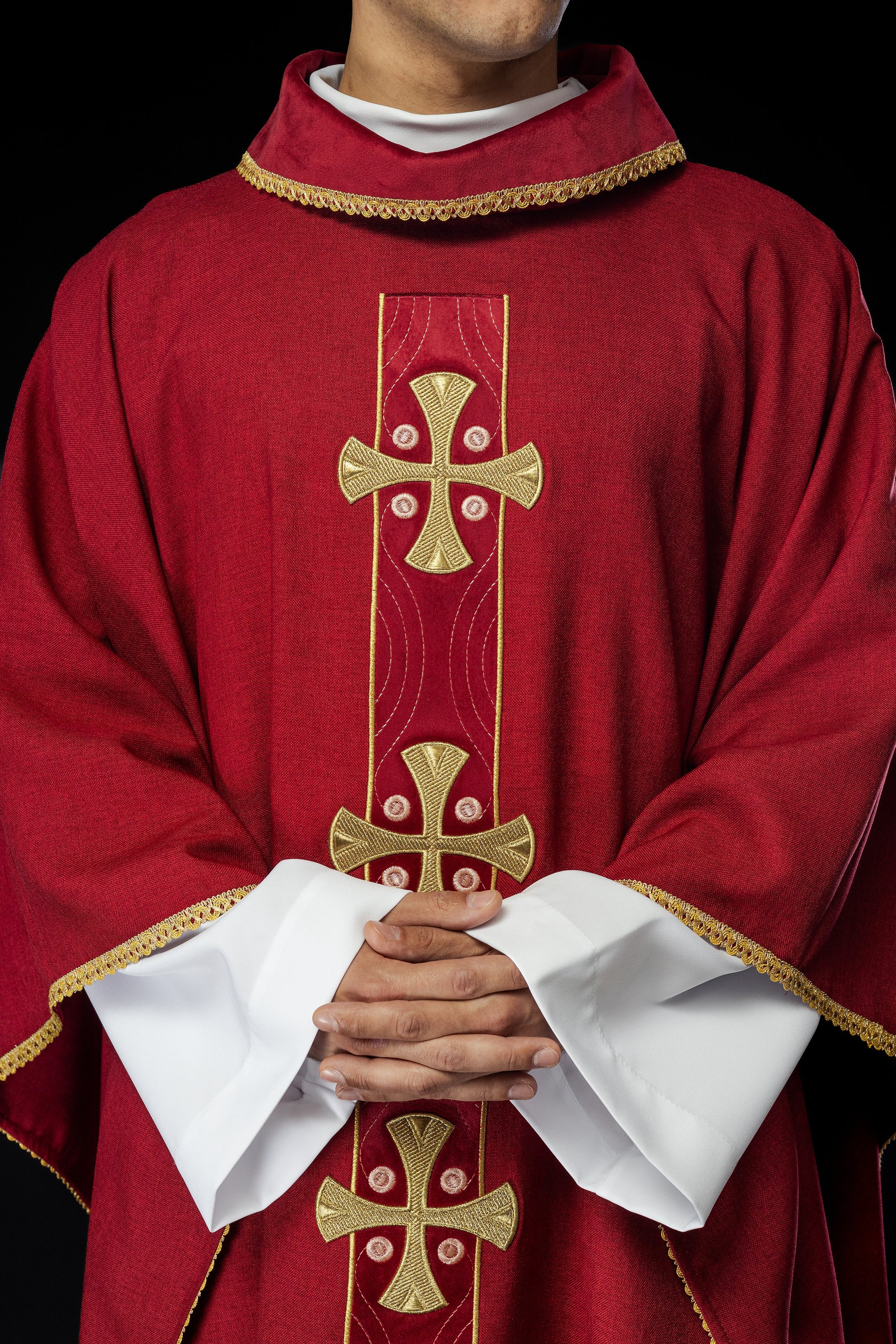 Chasuble en croix brodées d'or et passepoil sur le col en rouge