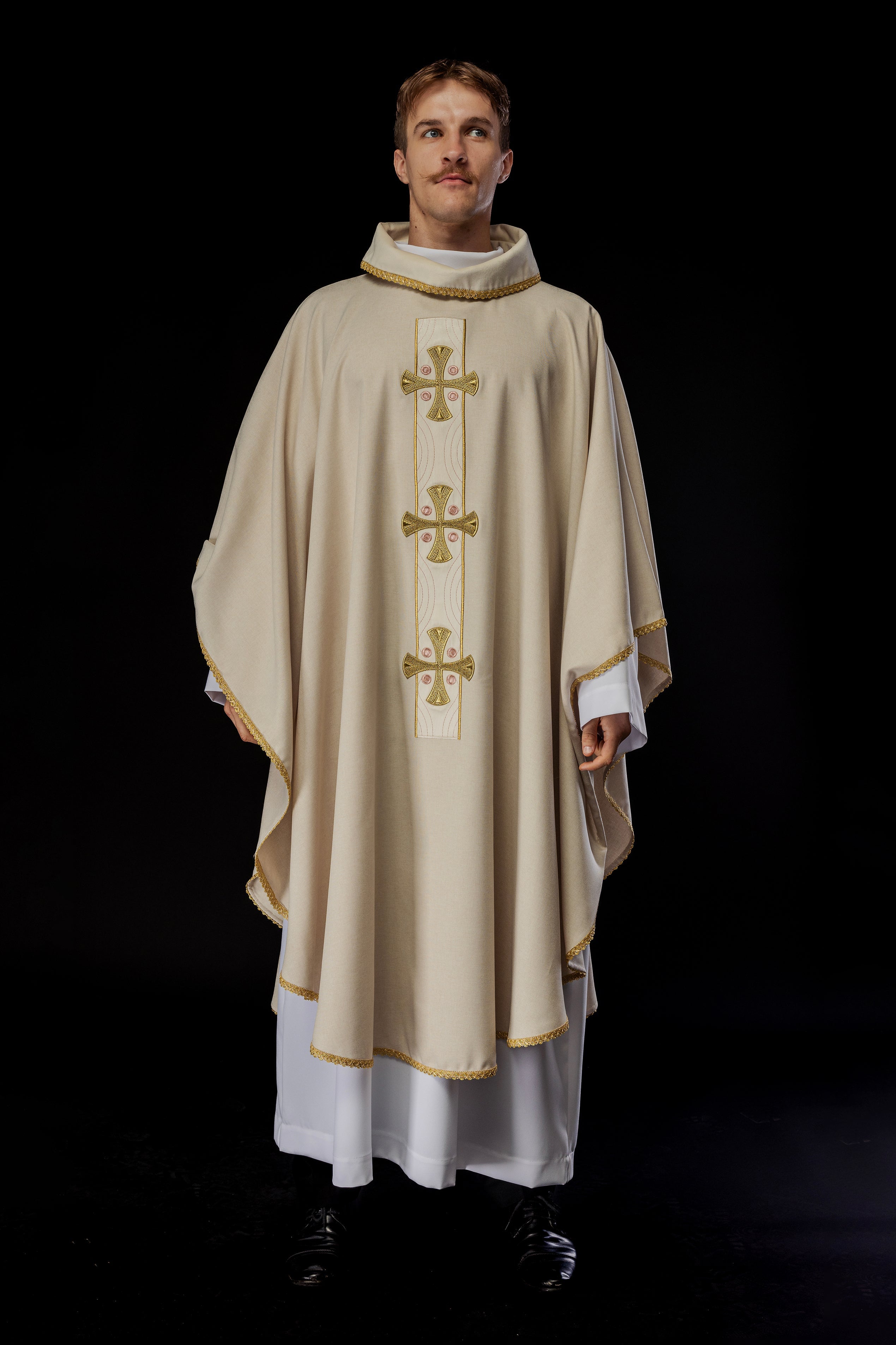 Chasuble en croix brodées d'or et passepoil sur le col en écru