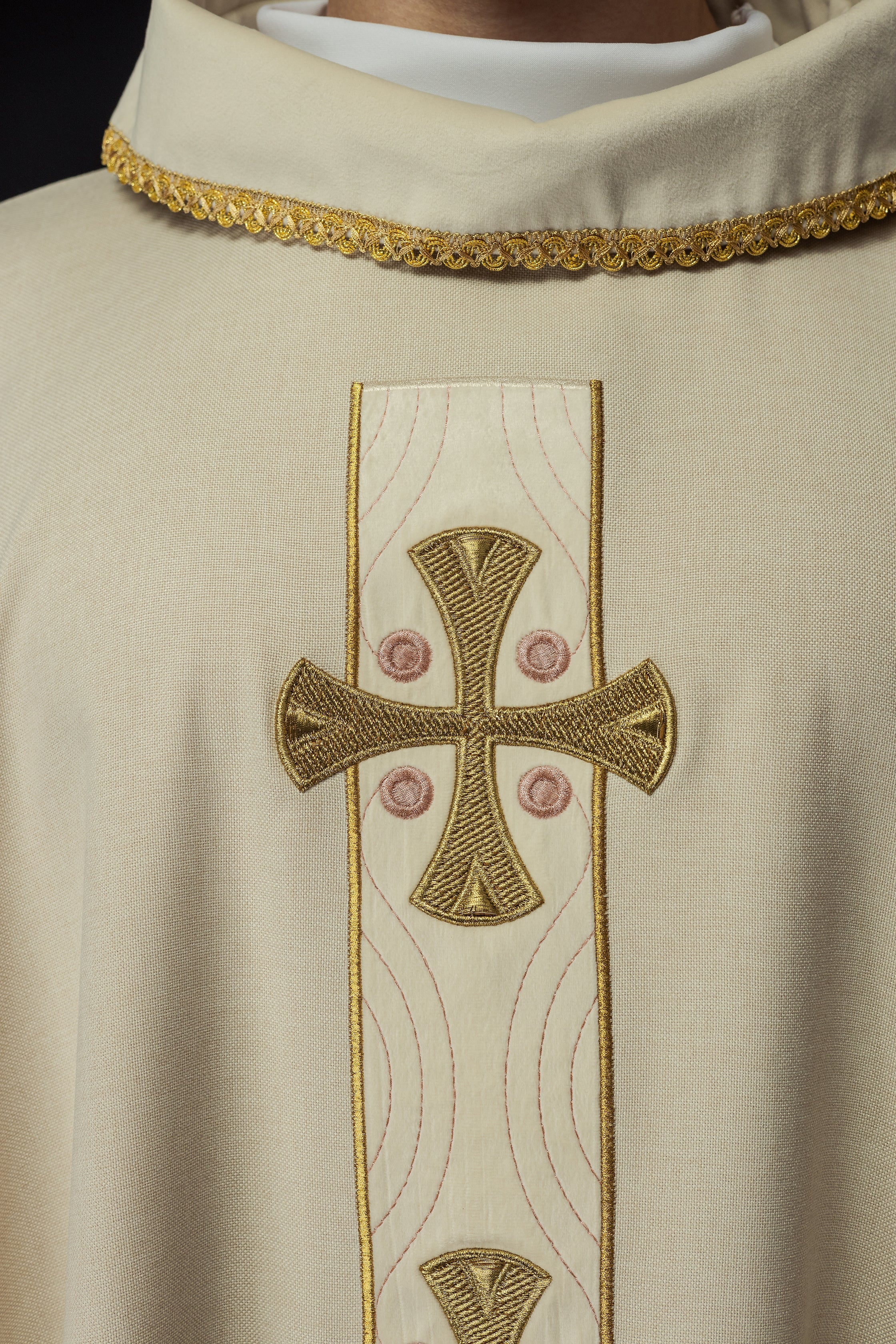 Chasuble en croix brodées d'or et passepoil sur le col en écru