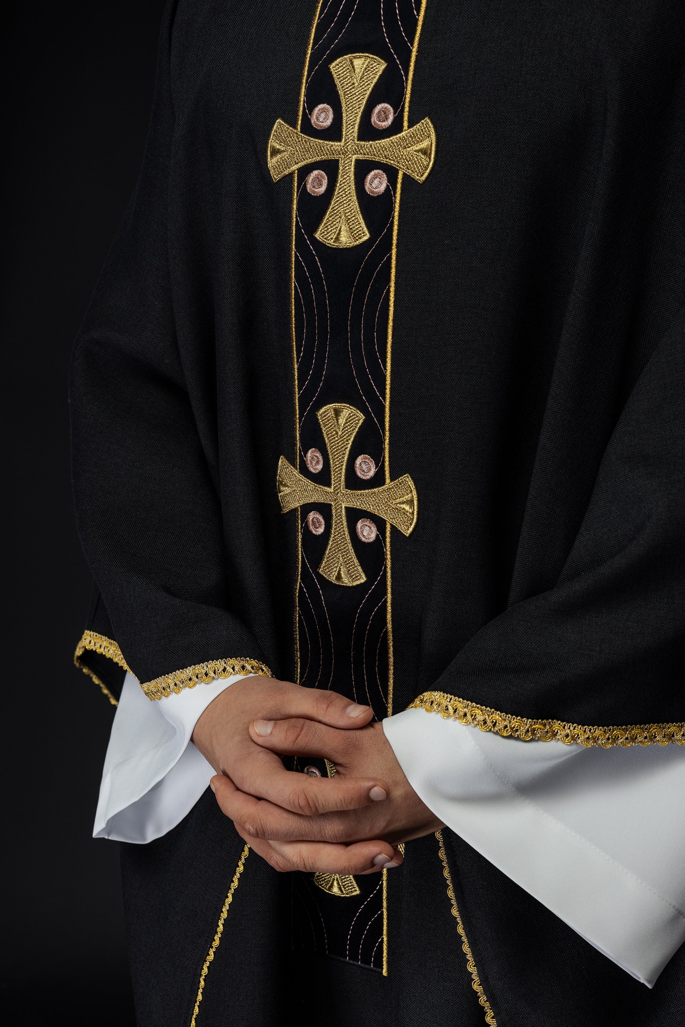 Chasuble en croix brodées d'or et passepoil sur le col en noir