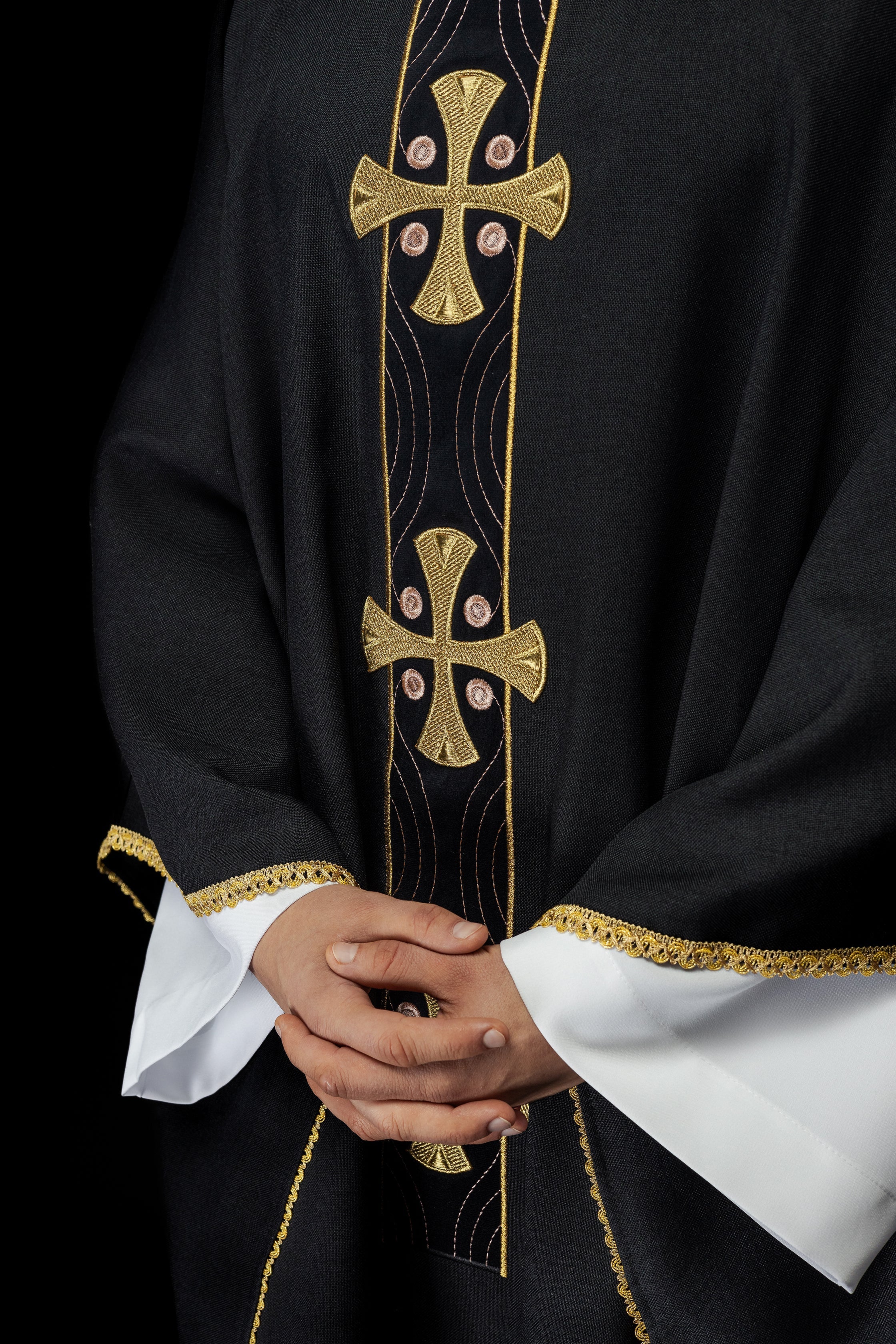 Chasuble en croix brodées d'or et passepoil sur le col en noir