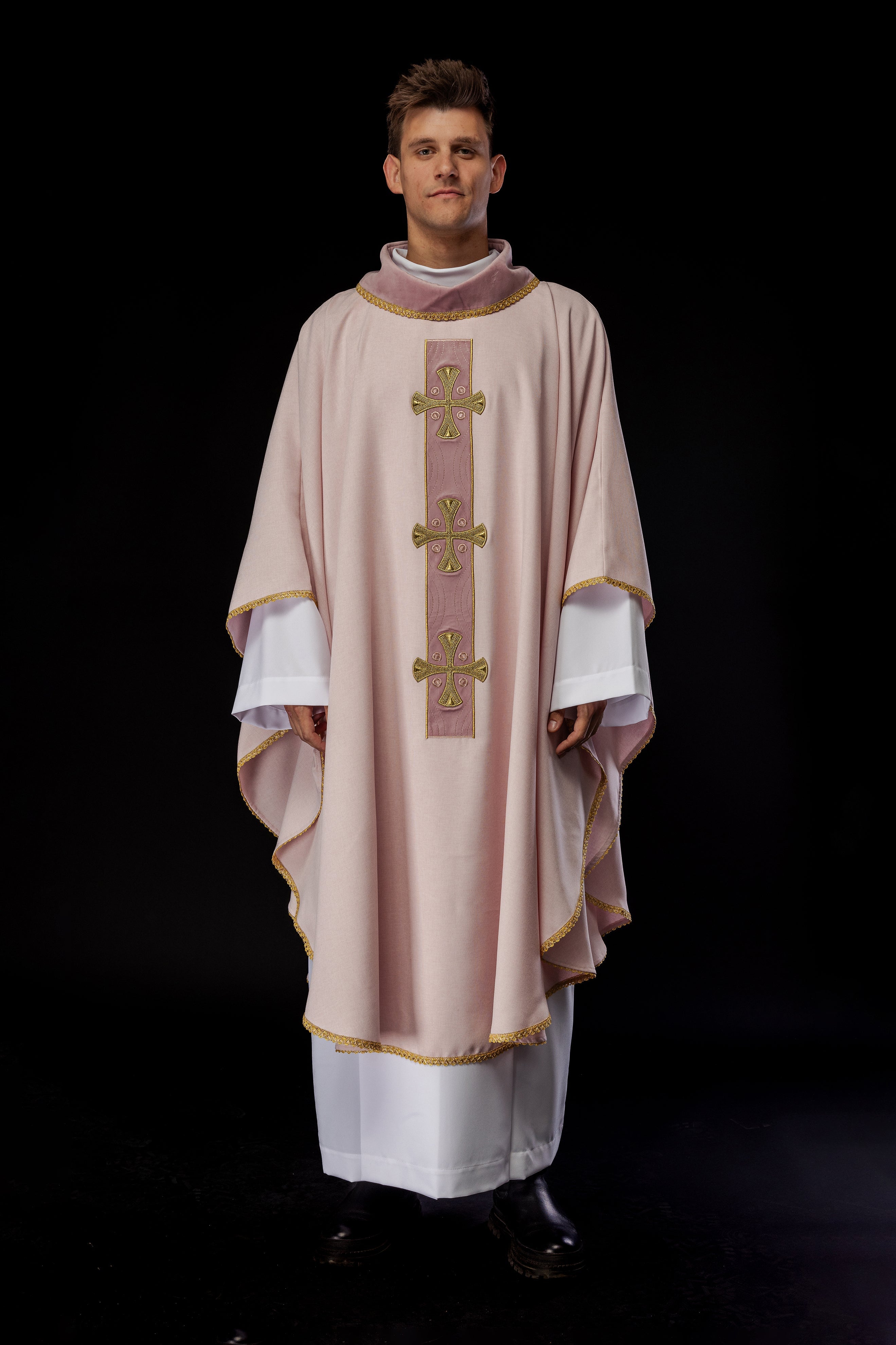 Chasuble en croix brodées d'or et passepoil sur le col en rose