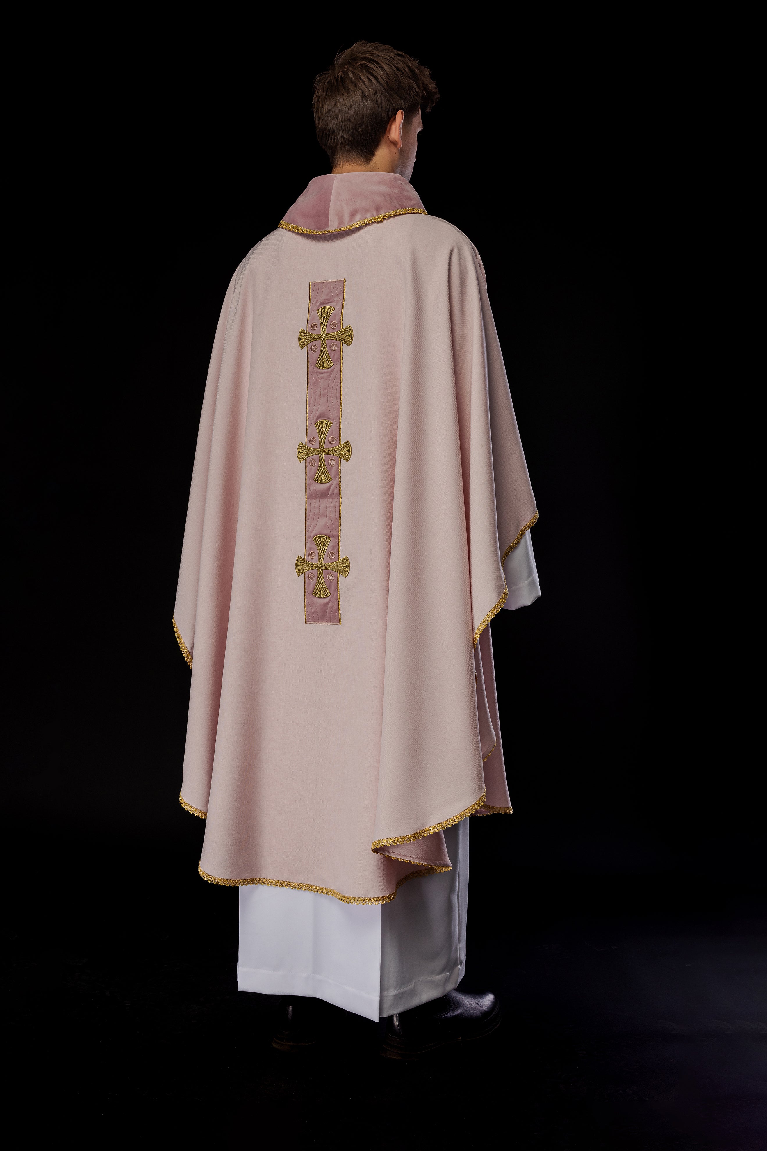 Chasuble en croix brodées d'or et passepoil sur le col en rose