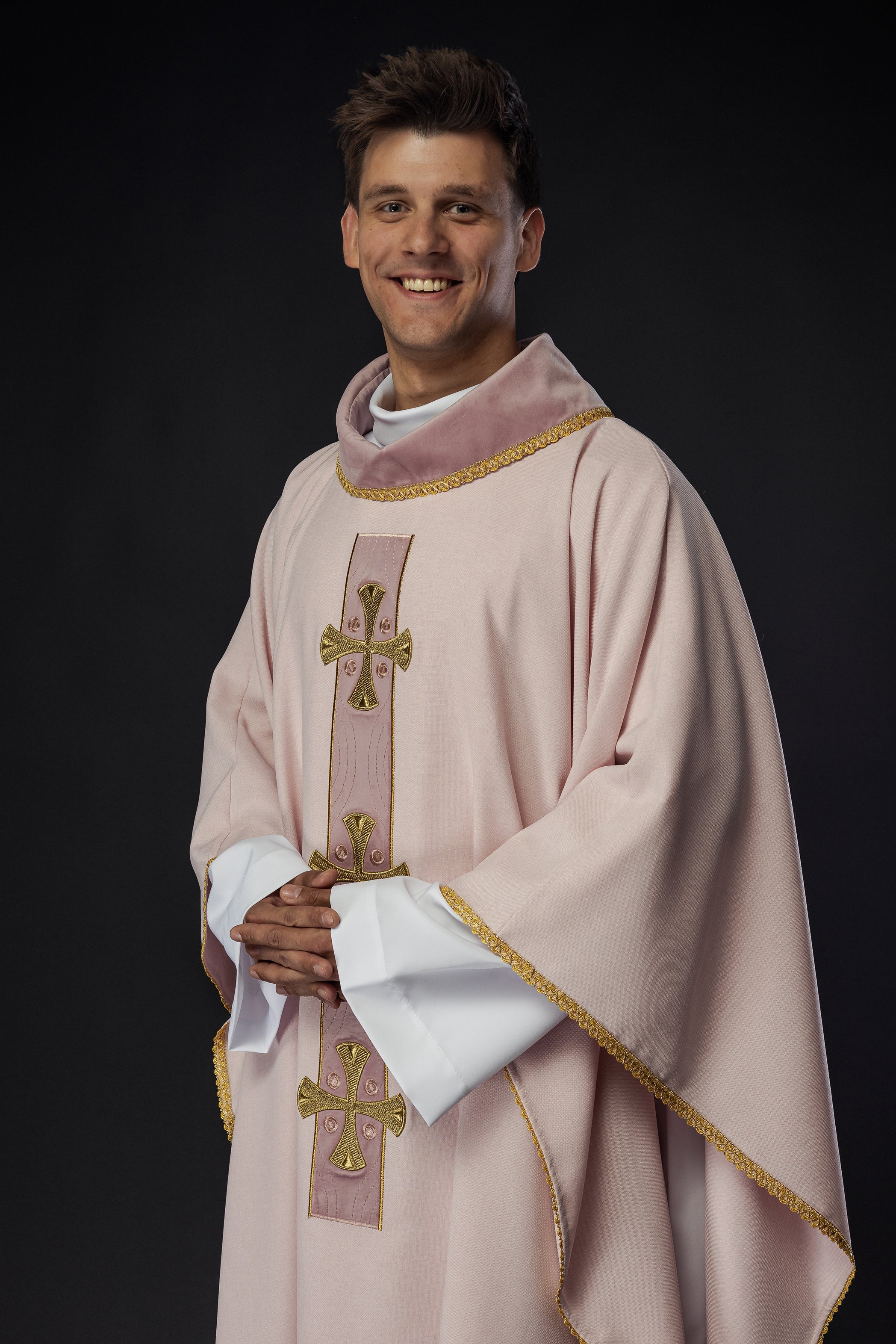 Chasuble en croix brodées d'or et passepoil sur le col en rose