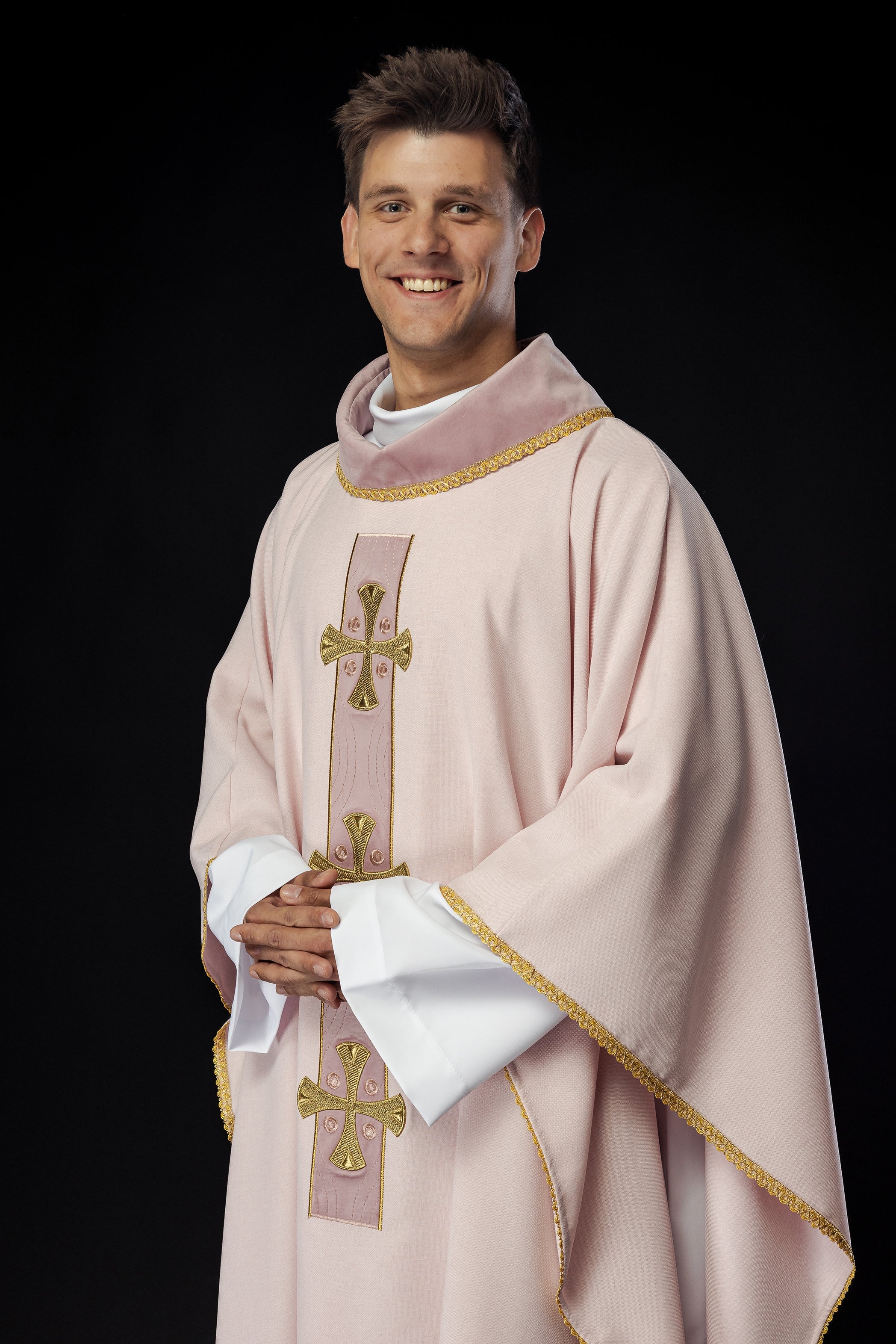 Chasuble en croix brodées d'or et passepoil sur le col en rose