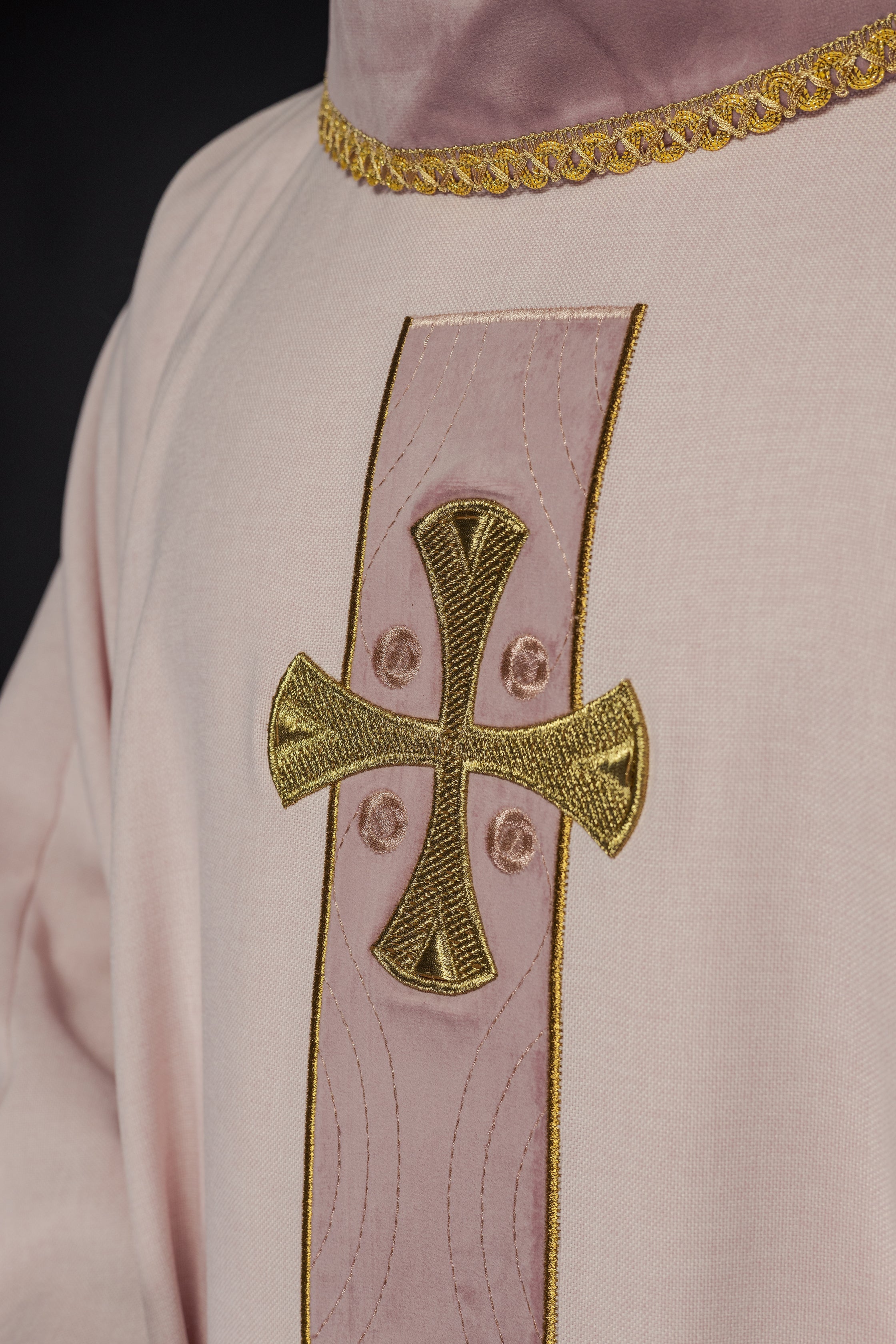 Chasuble en croix brodées d'or et passepoil sur le col en rose