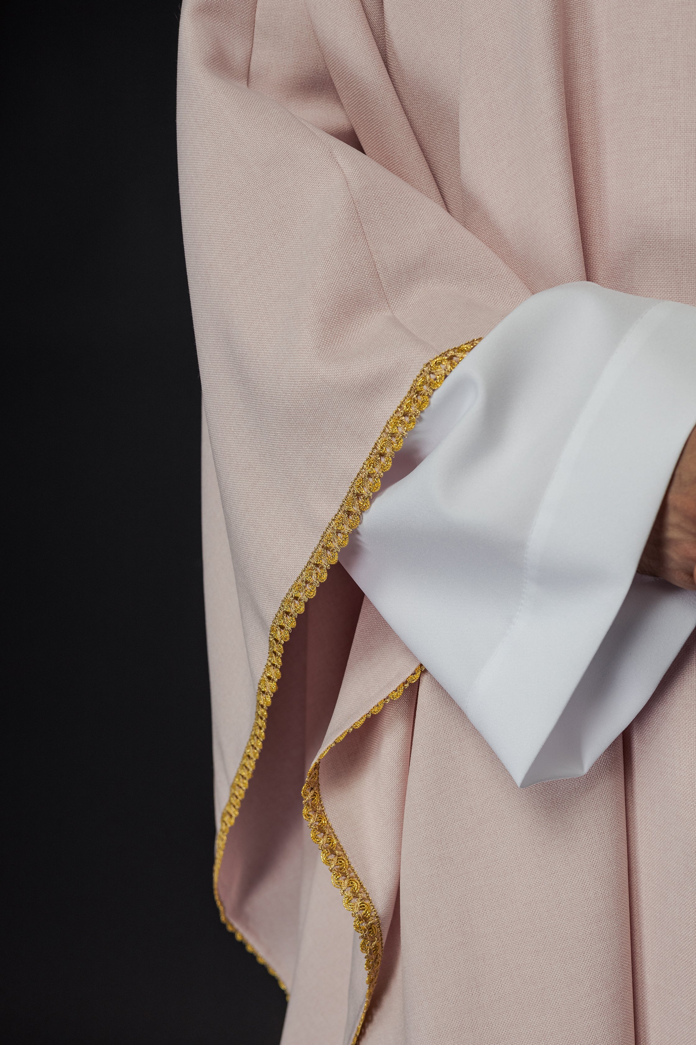 Chasuble en croix brodées d'or et passepoil sur le col en rose