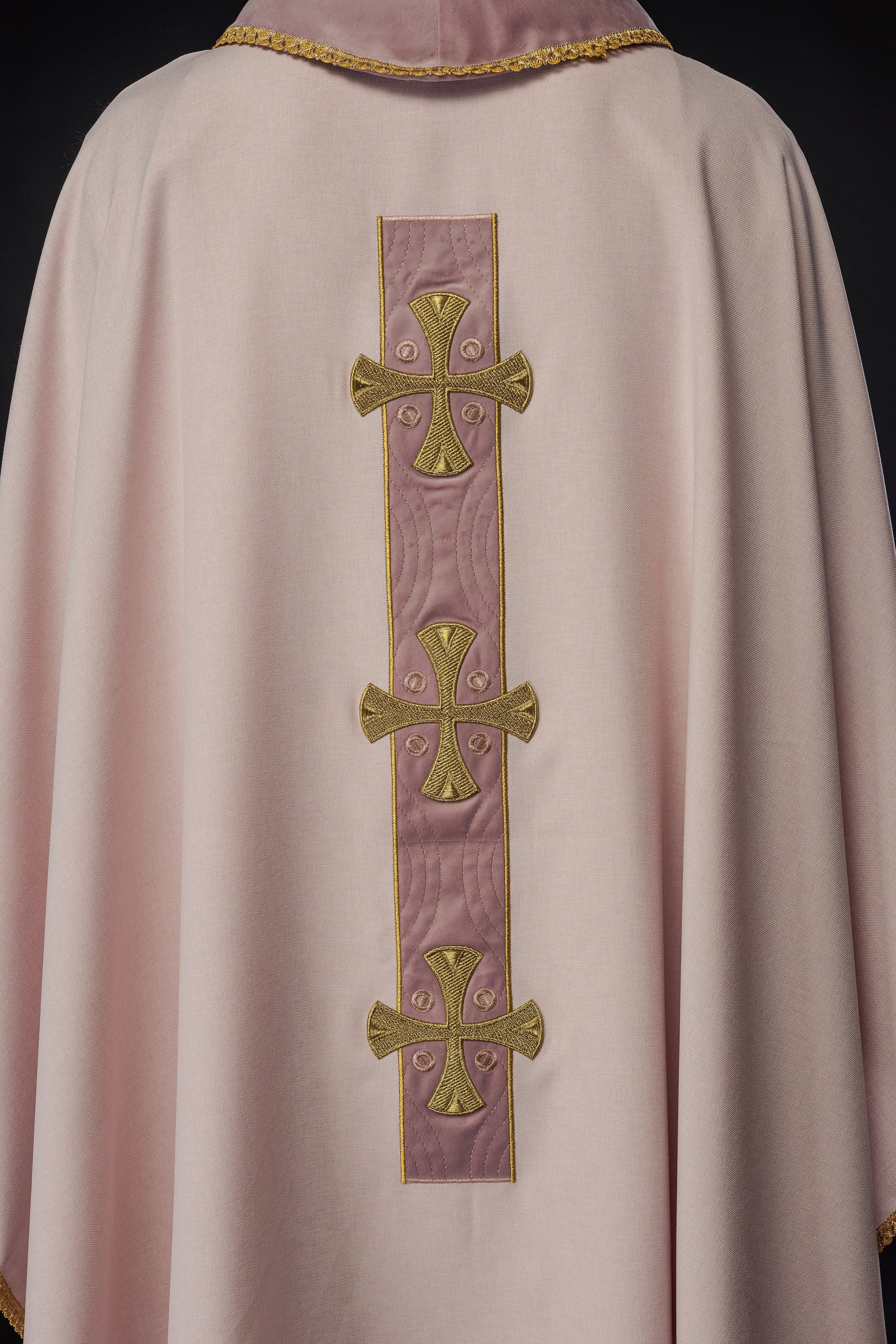 Chasuble en croix brodées d'or et passepoil sur le col en rose