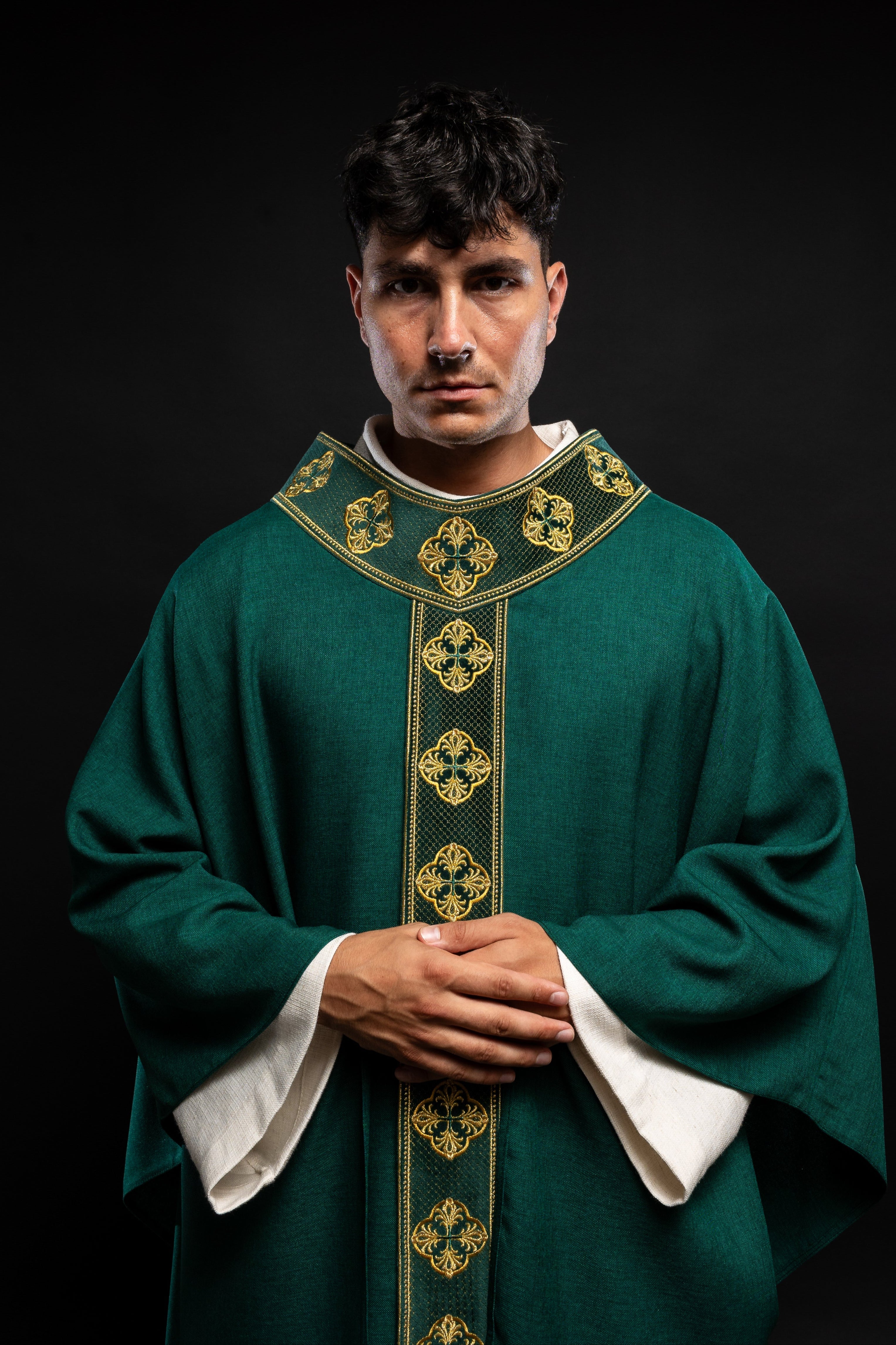 Chasuble verte avec ceinture brodée et collier croisé