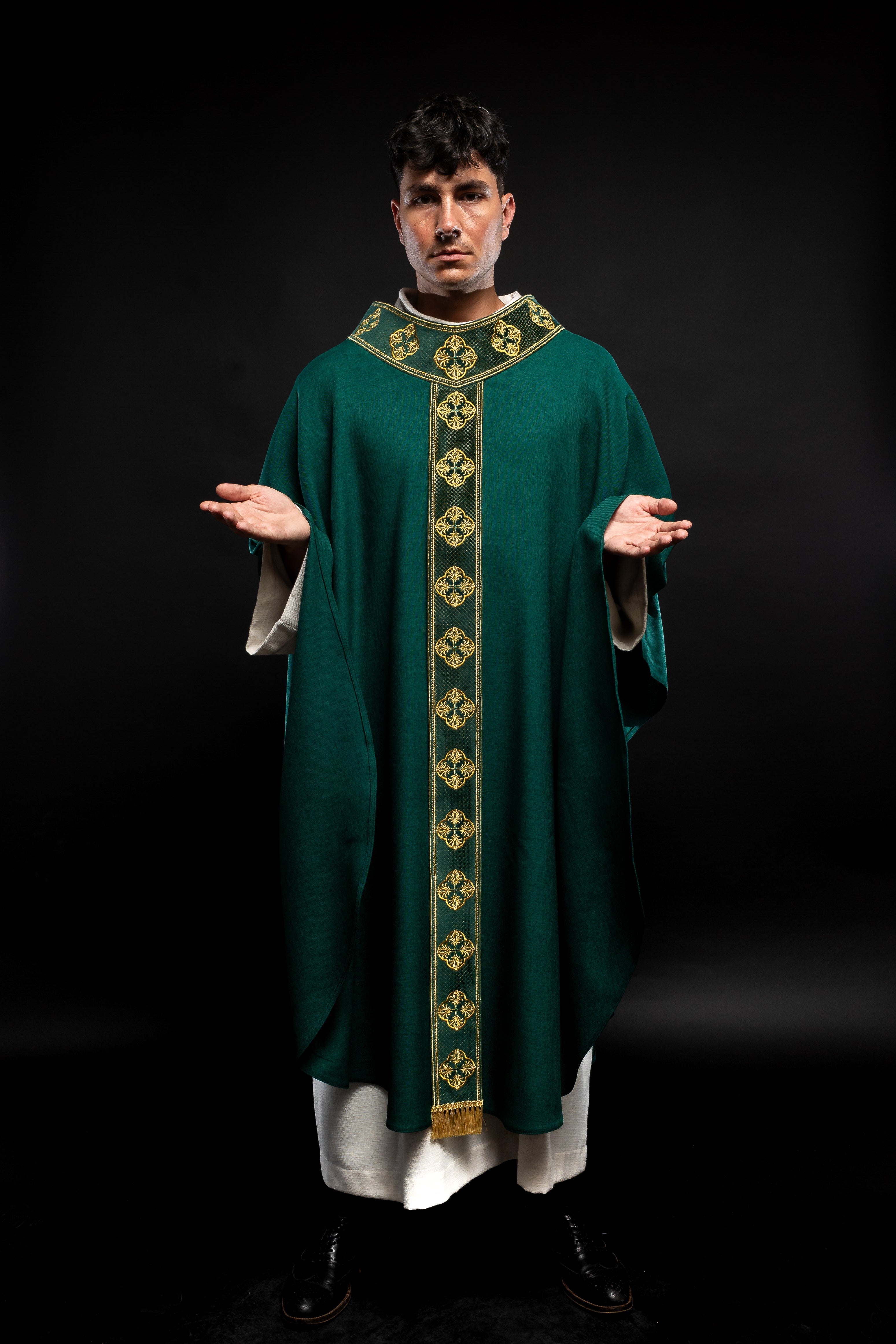 Chasuble verte avec ceinture brodée et collier croisé