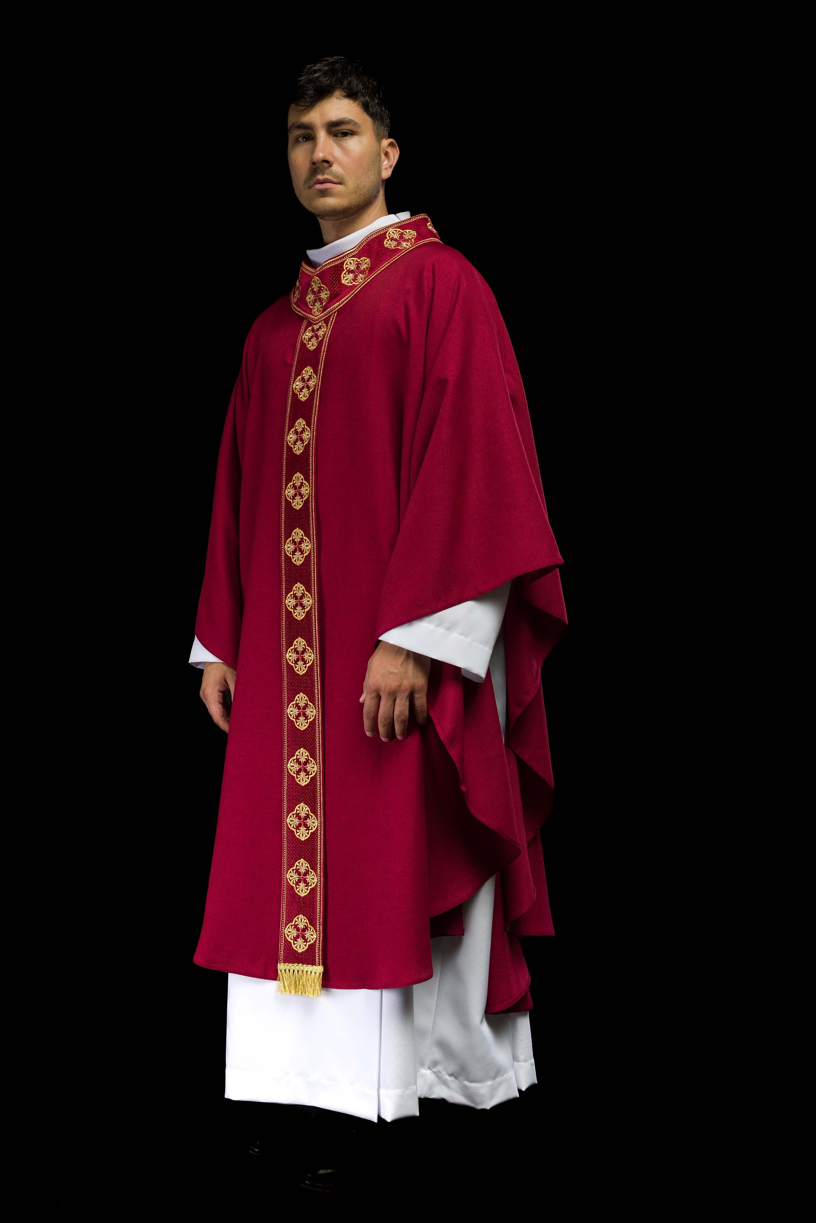 Chasuble rouge avec ceinture brodée et collier croisé