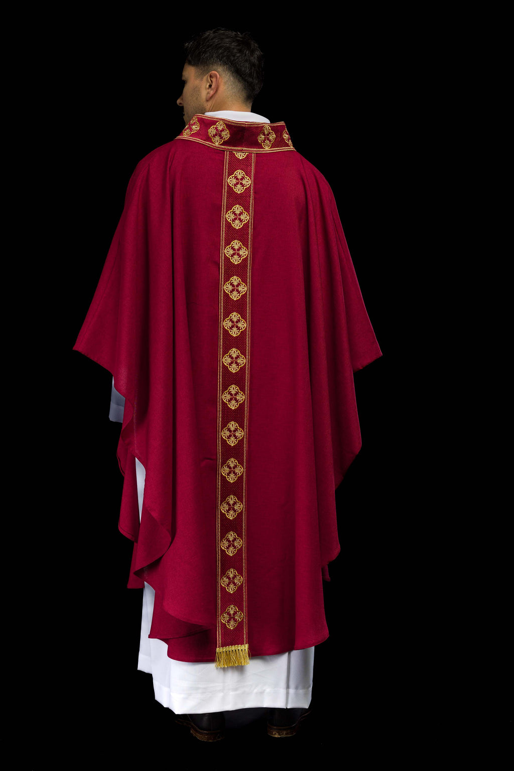 Chasuble rouge avec ceinture brodée et collier croisé