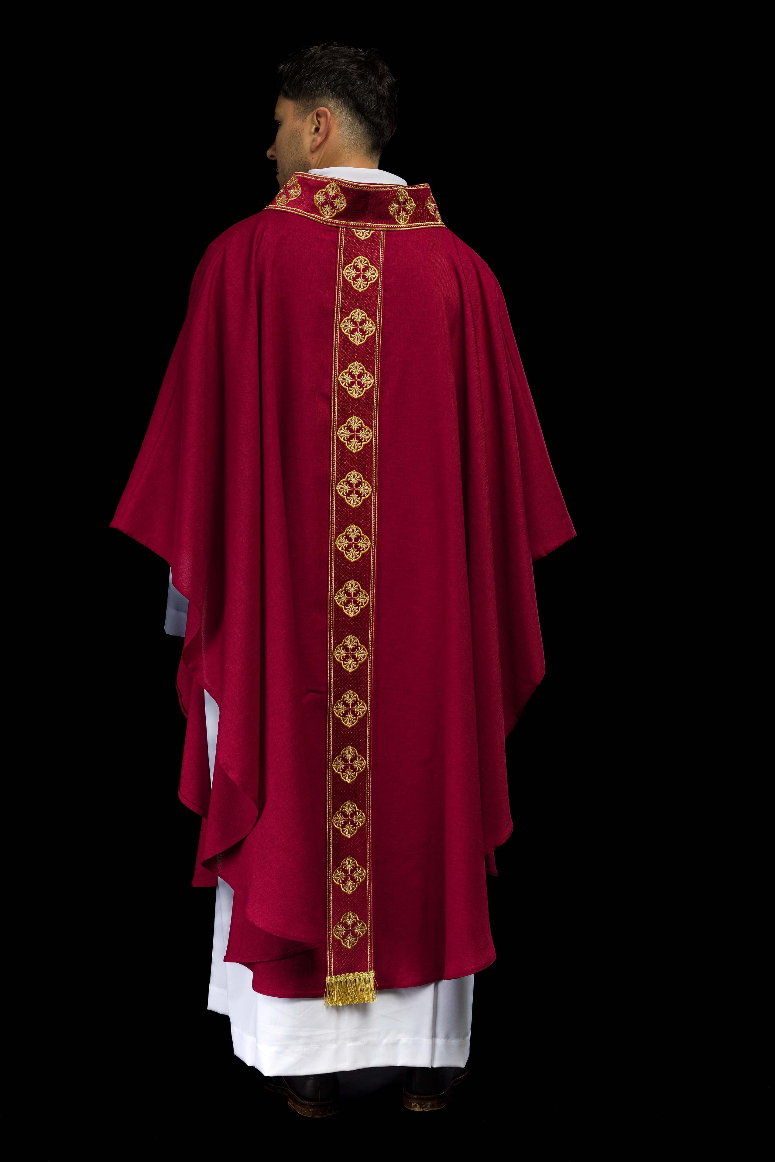 Chasuble rouge avec ceinture brodée et collier croisé