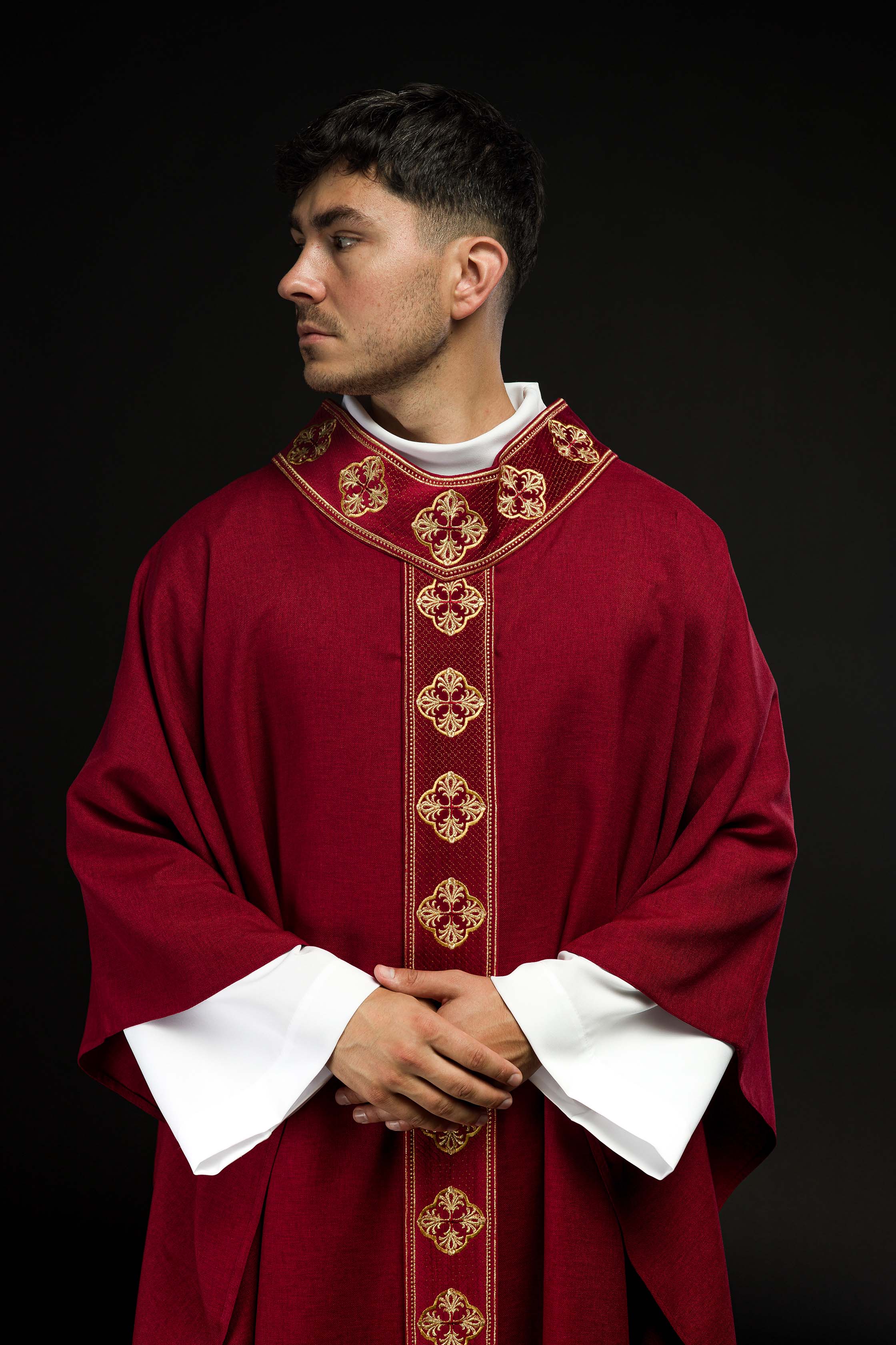 Chasuble rouge avec ceinture brodée et collier croisé