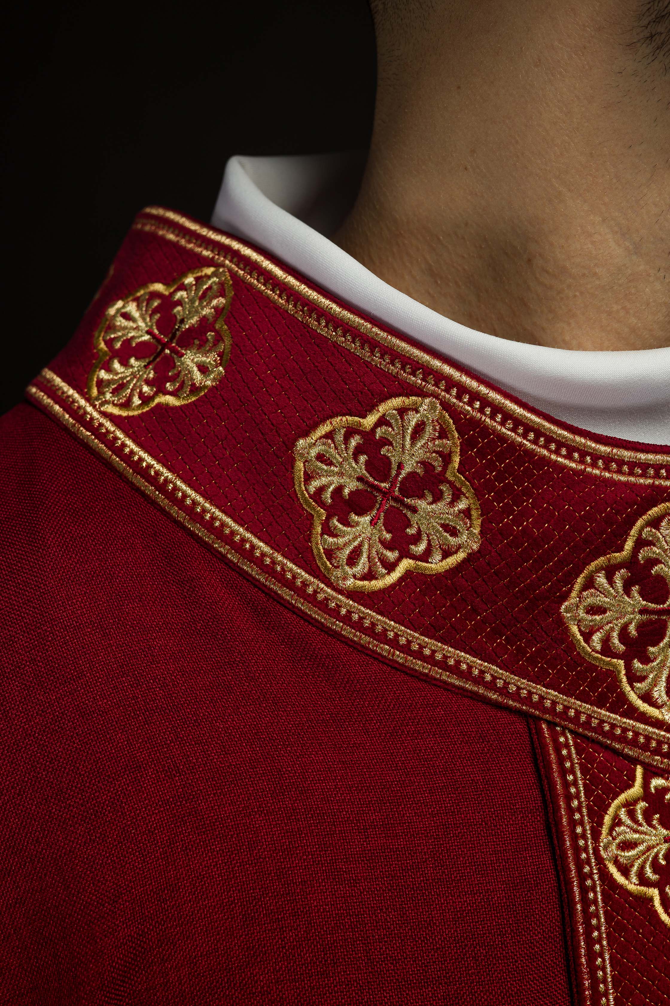 Chasuble rouge avec ceinture brodée et collier croisé