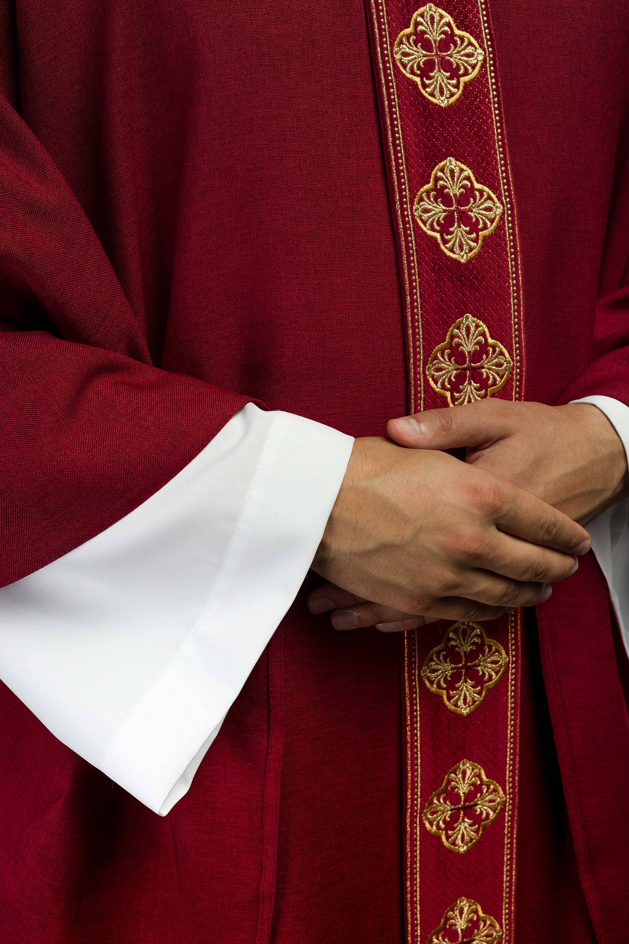 Chasuble rouge avec ceinture brodée et collier croisé