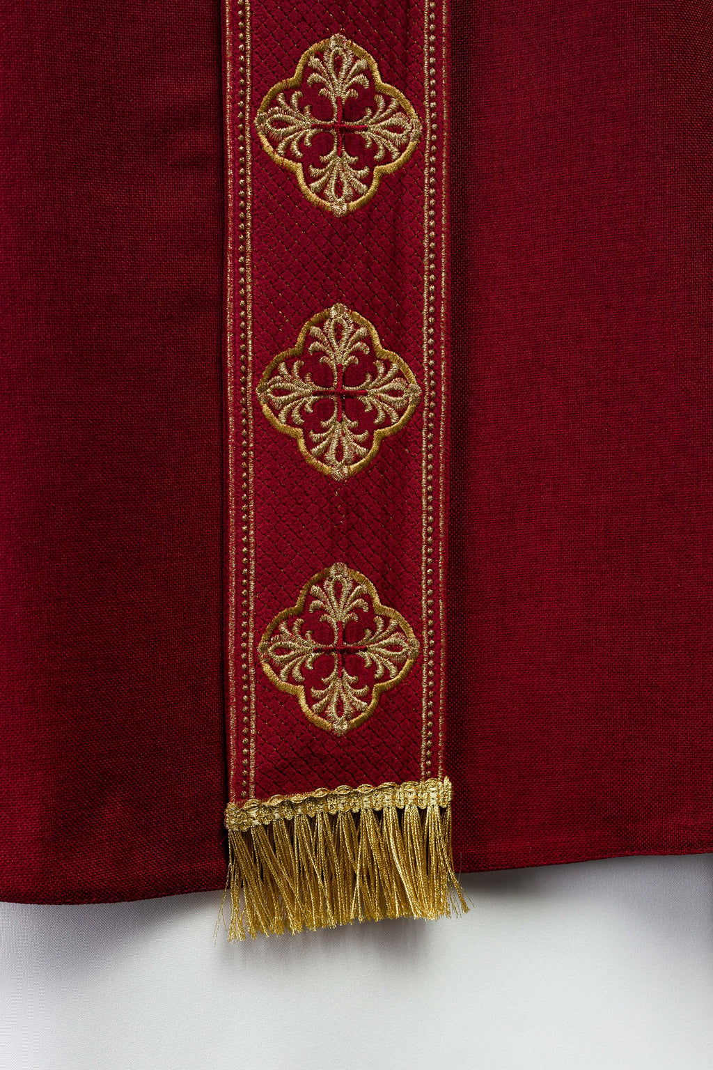 Chasuble rouge avec ceinture brodée et collier croisé