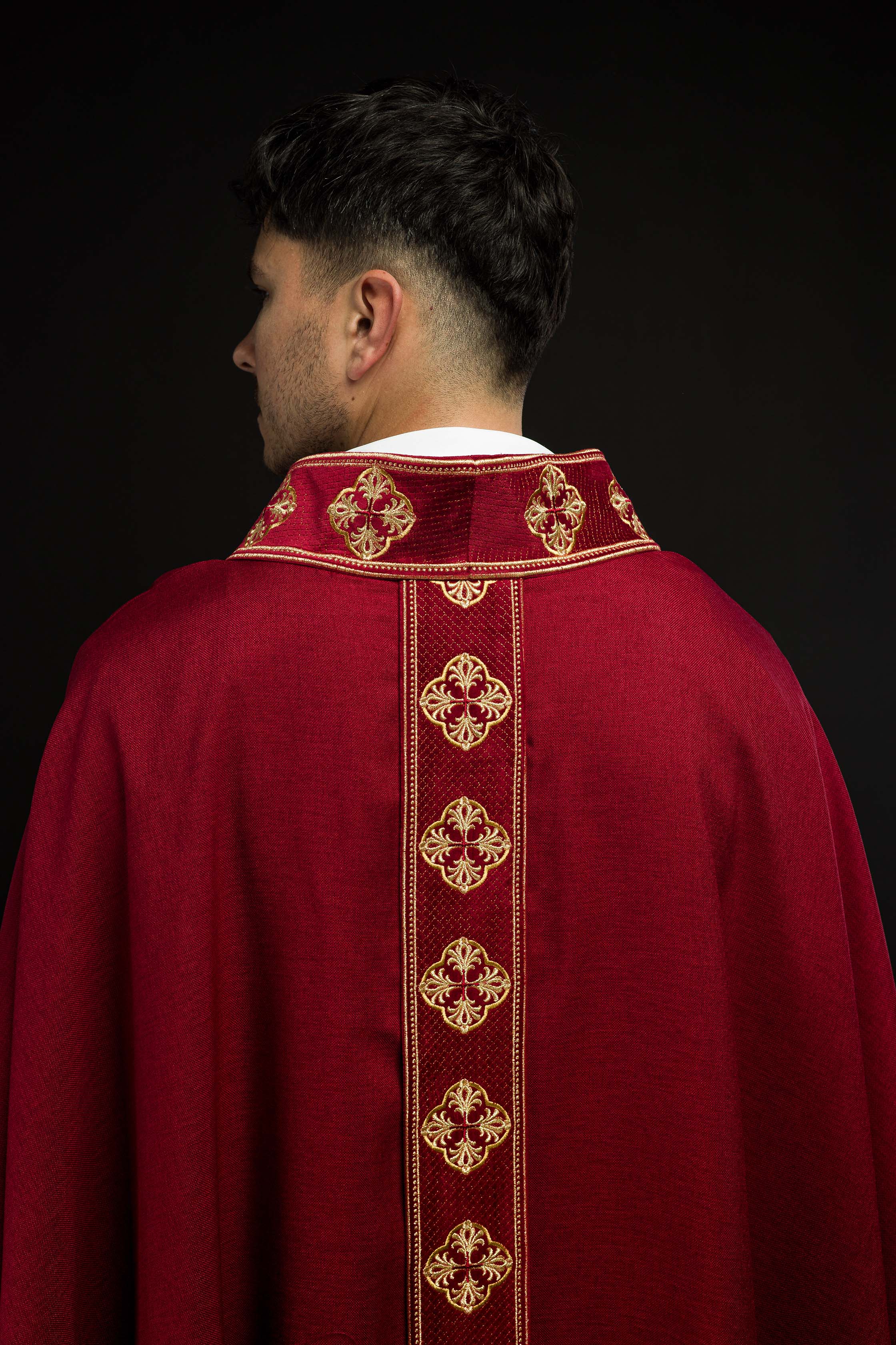 Chasuble rouge avec ceinture brodée et collier croisé