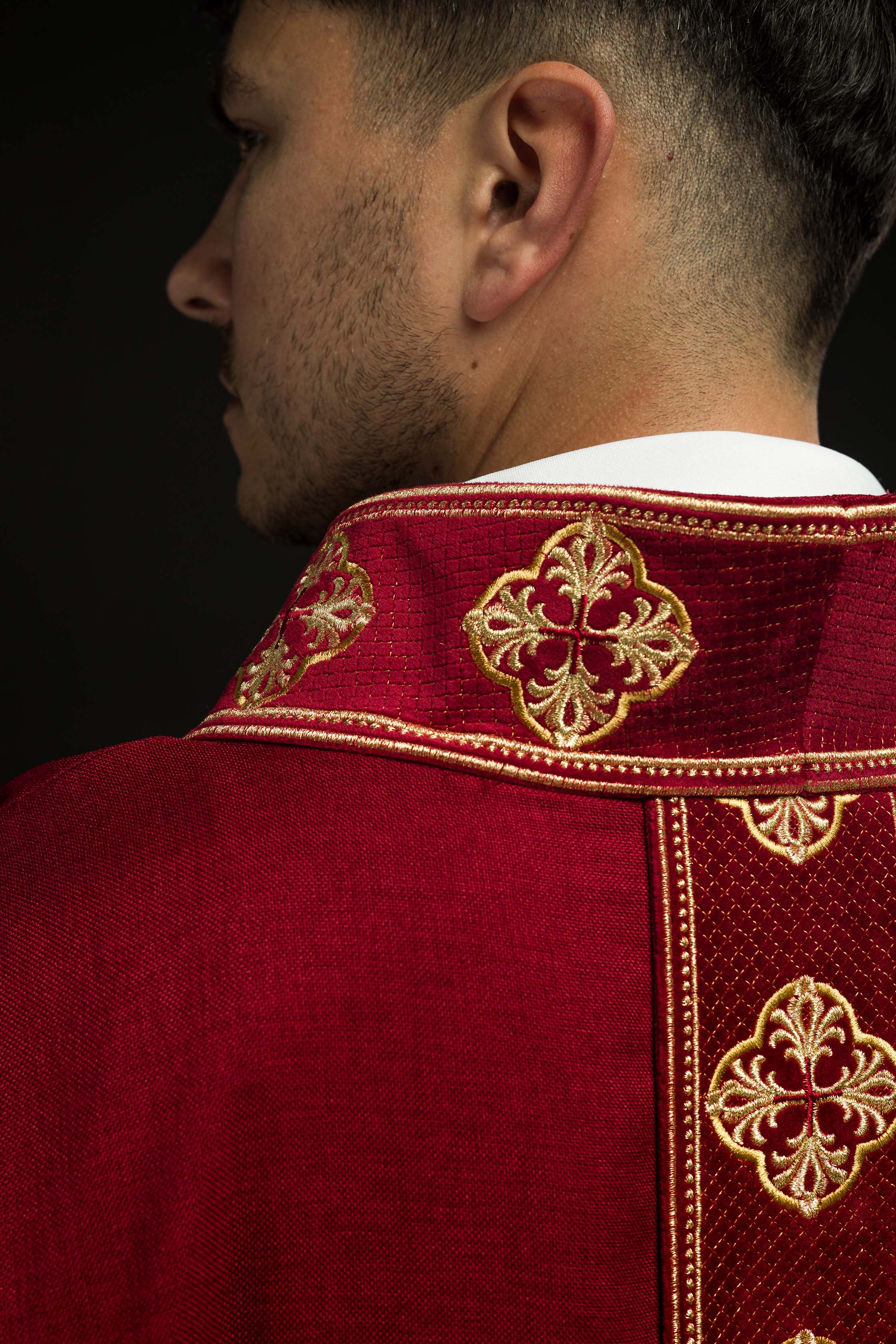 Chasuble rouge avec ceinture brodée et collier croisé