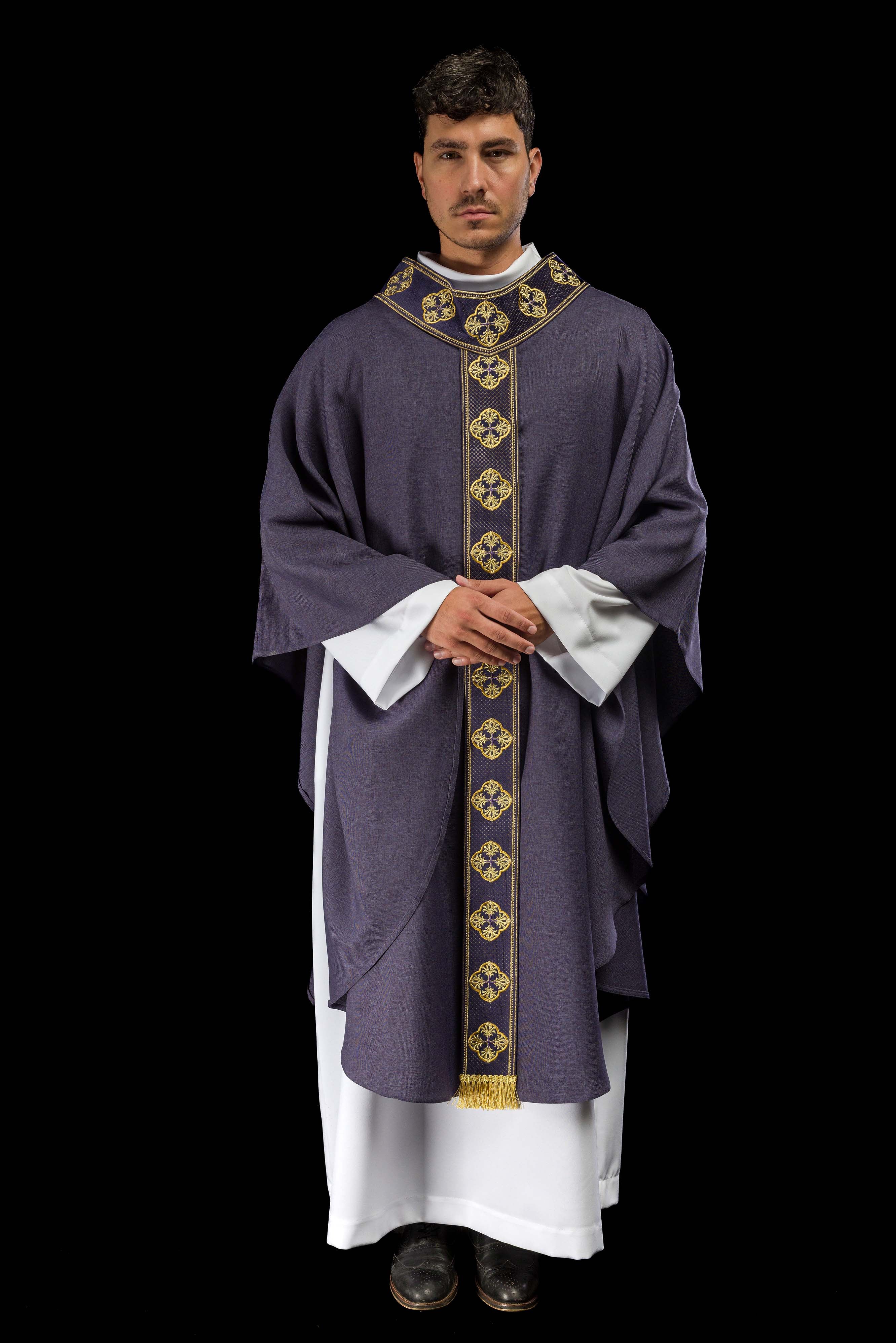 Chasuble violette avec ceinture brodée et collier croisé