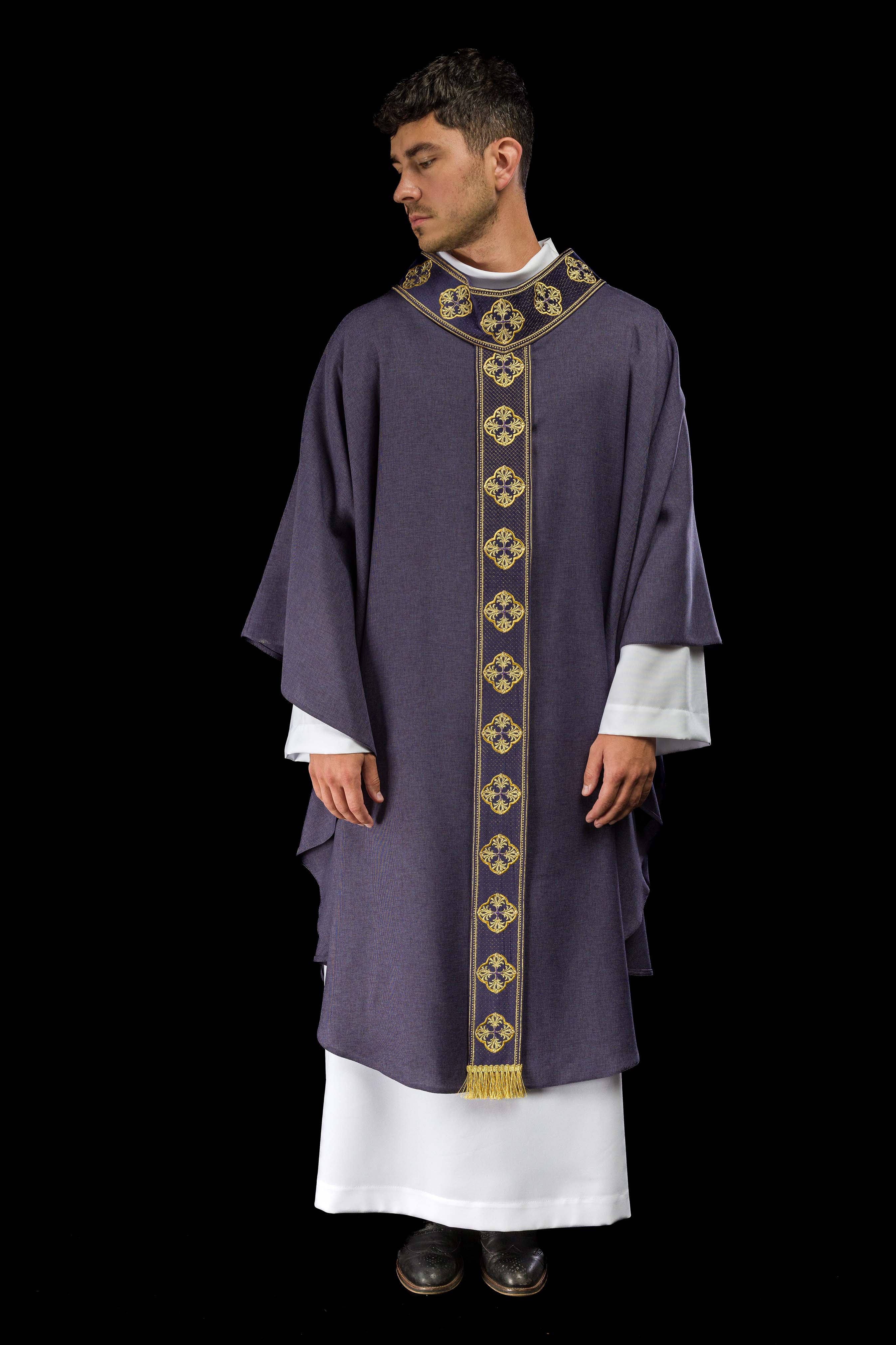 Chasuble violette avec ceinture brodée et collier croisé