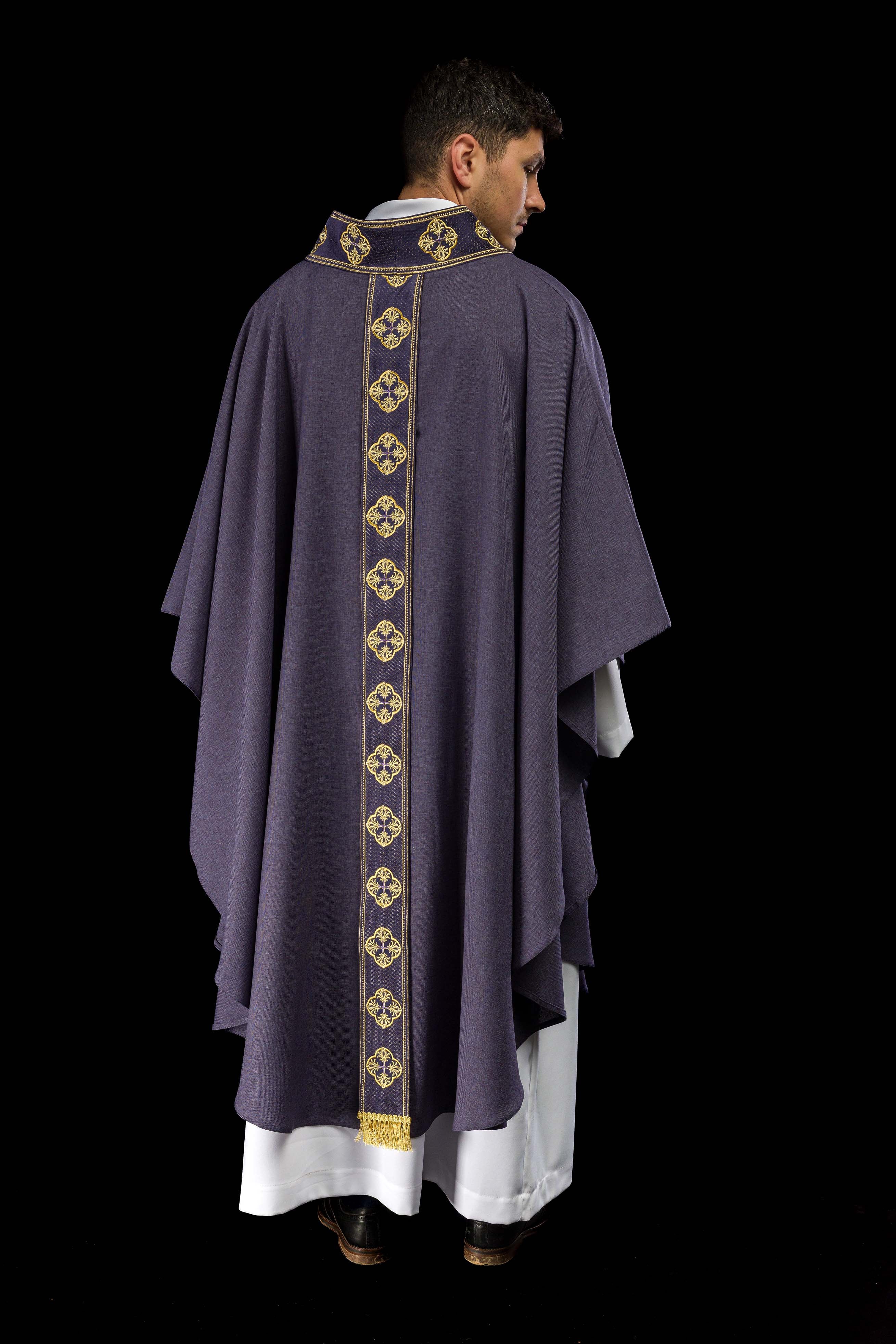 Chasuble violette avec ceinture brodée et collier croisé