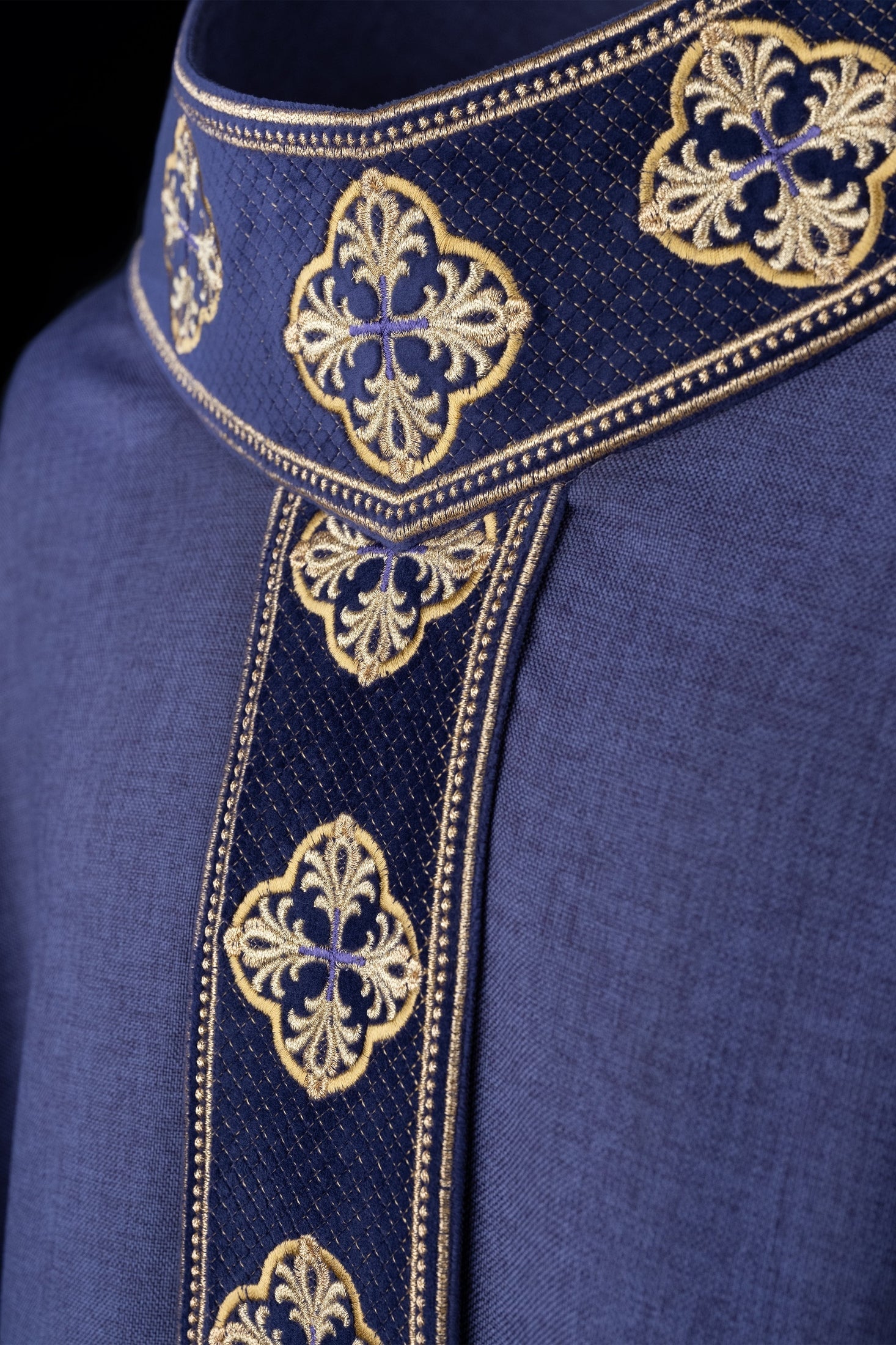 Chasuble violette avec ceinture brodée et collier croisé