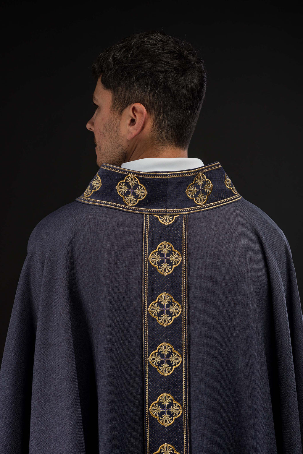Chasuble violette avec ceinture brodée et collier croisé