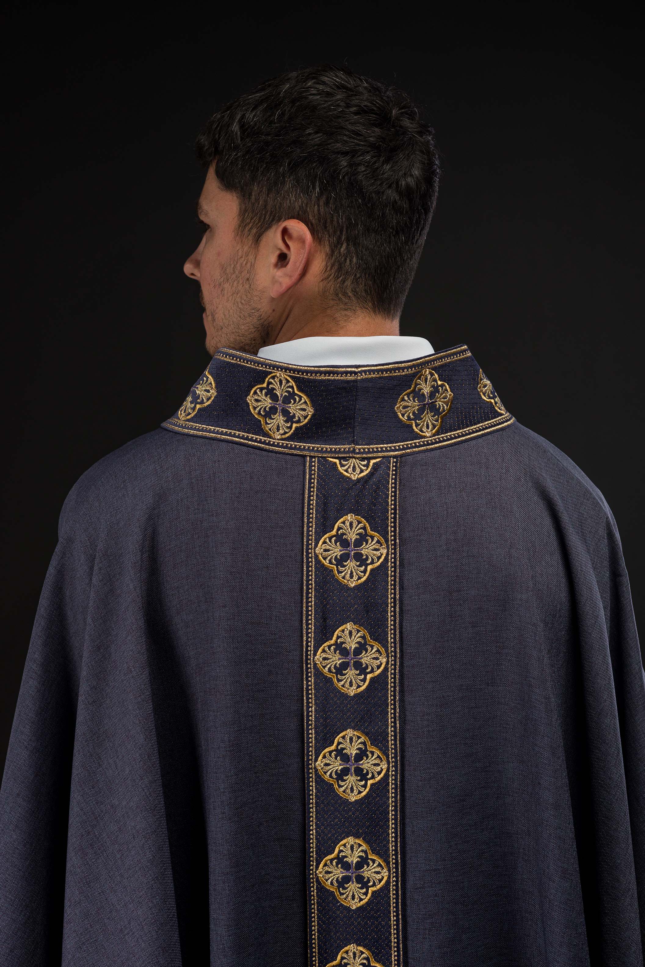 Chasuble violette avec ceinture brodée et collier croisé