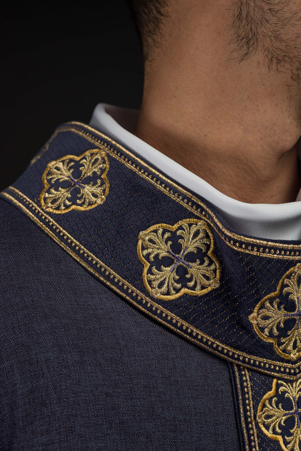 Chasuble violette avec ceinture brodée et collier croisé