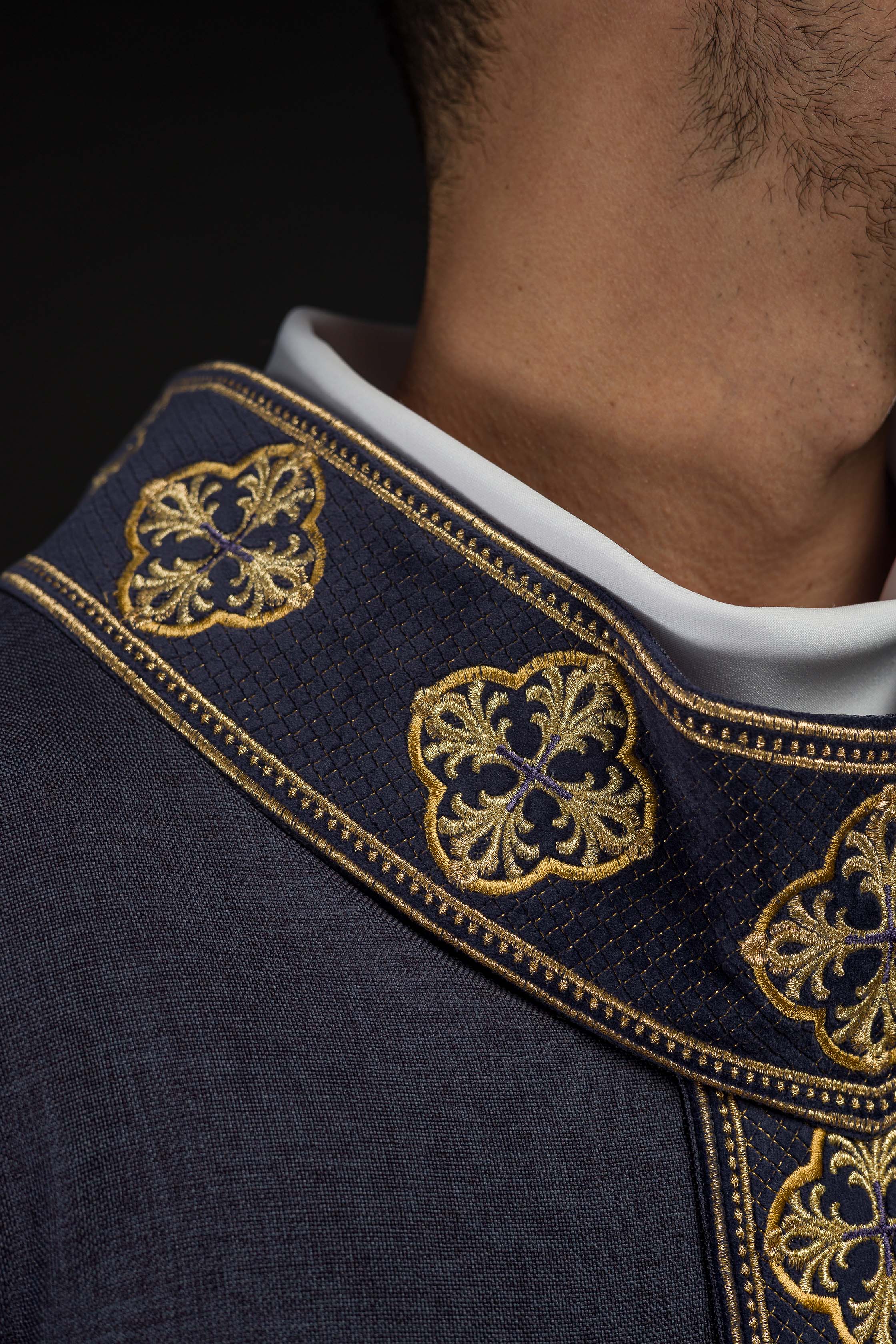 Chasuble violette avec ceinture brodée et collier croisé