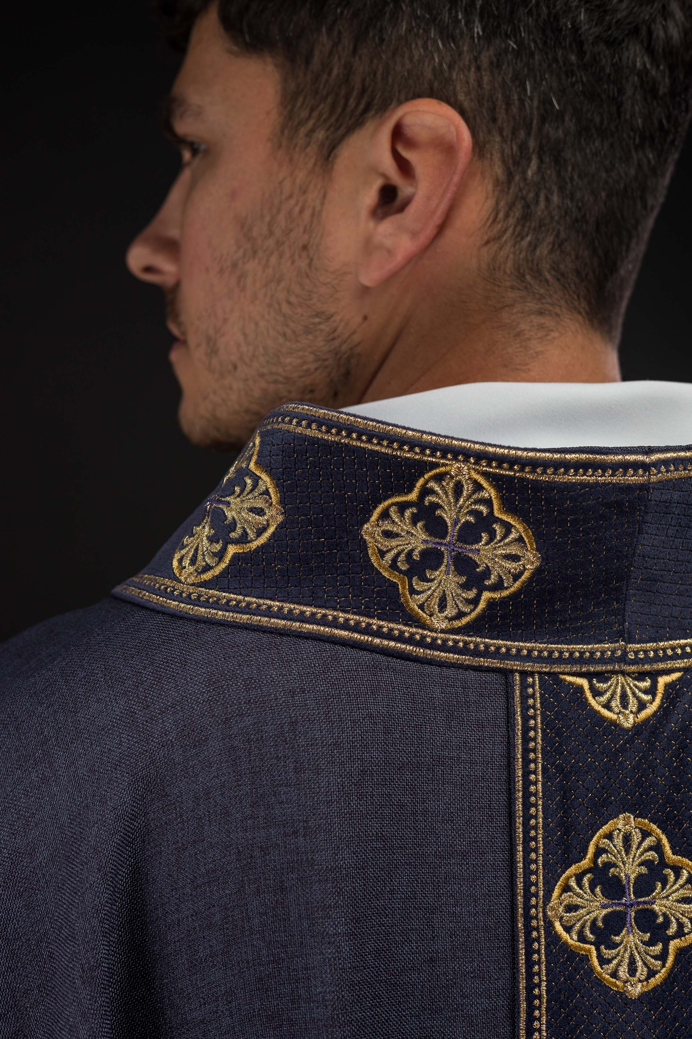 Chasuble violette avec ceinture brodée et collier croisé