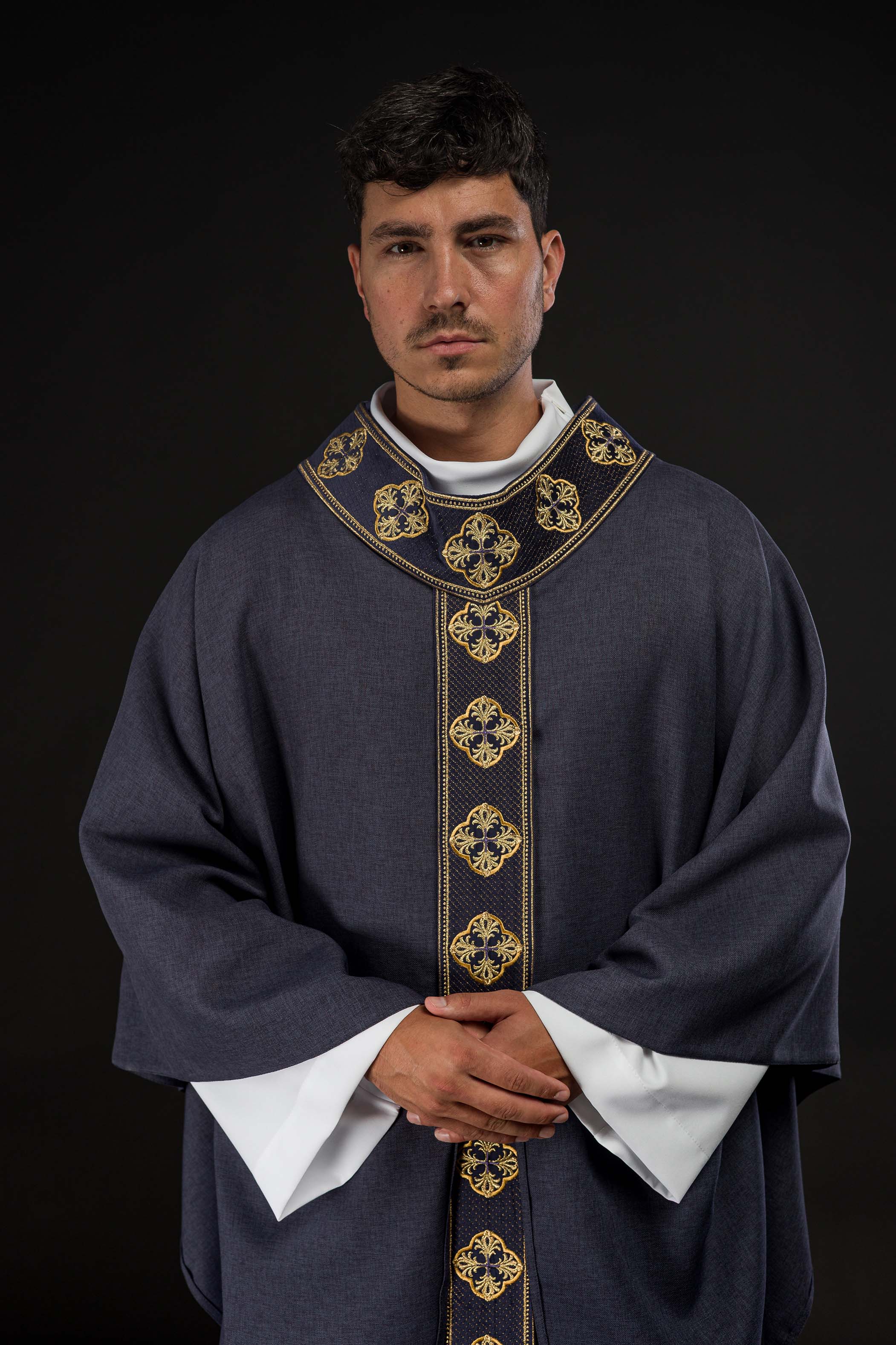 Chasuble violette avec ceinture brodée et collier croisé