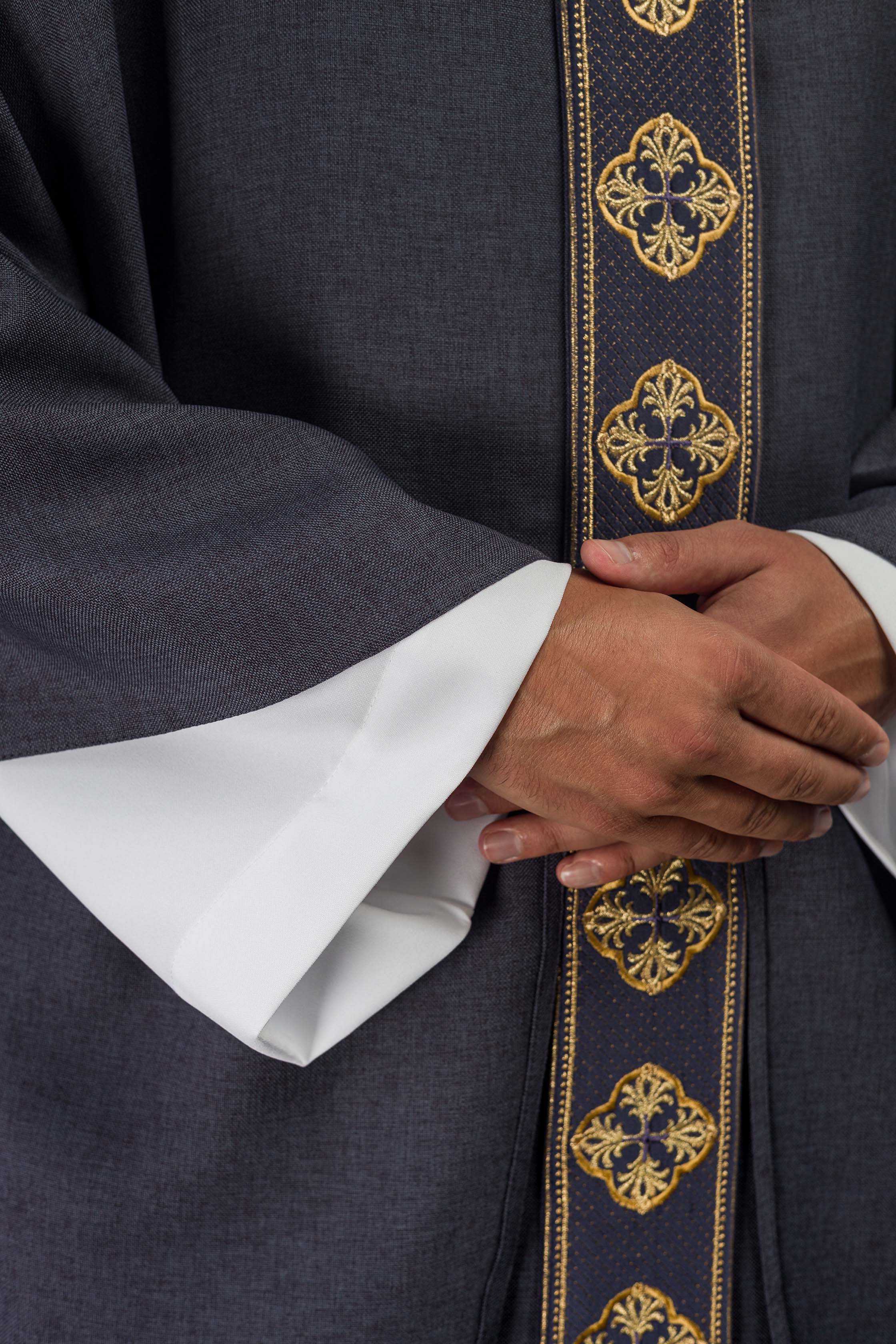 Chasuble violette avec ceinture brodée et collier croisé