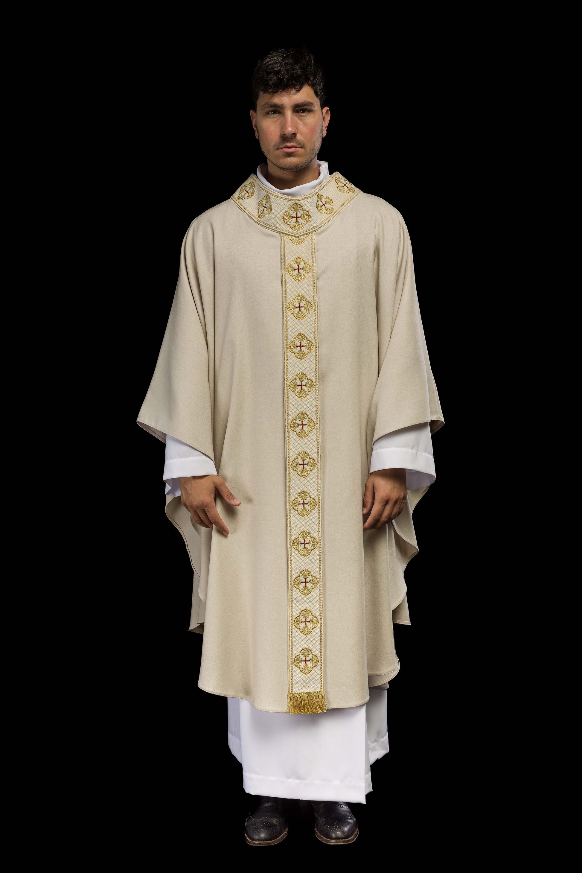 Chasuble en écru avec ceinture brodée et collier croisé
