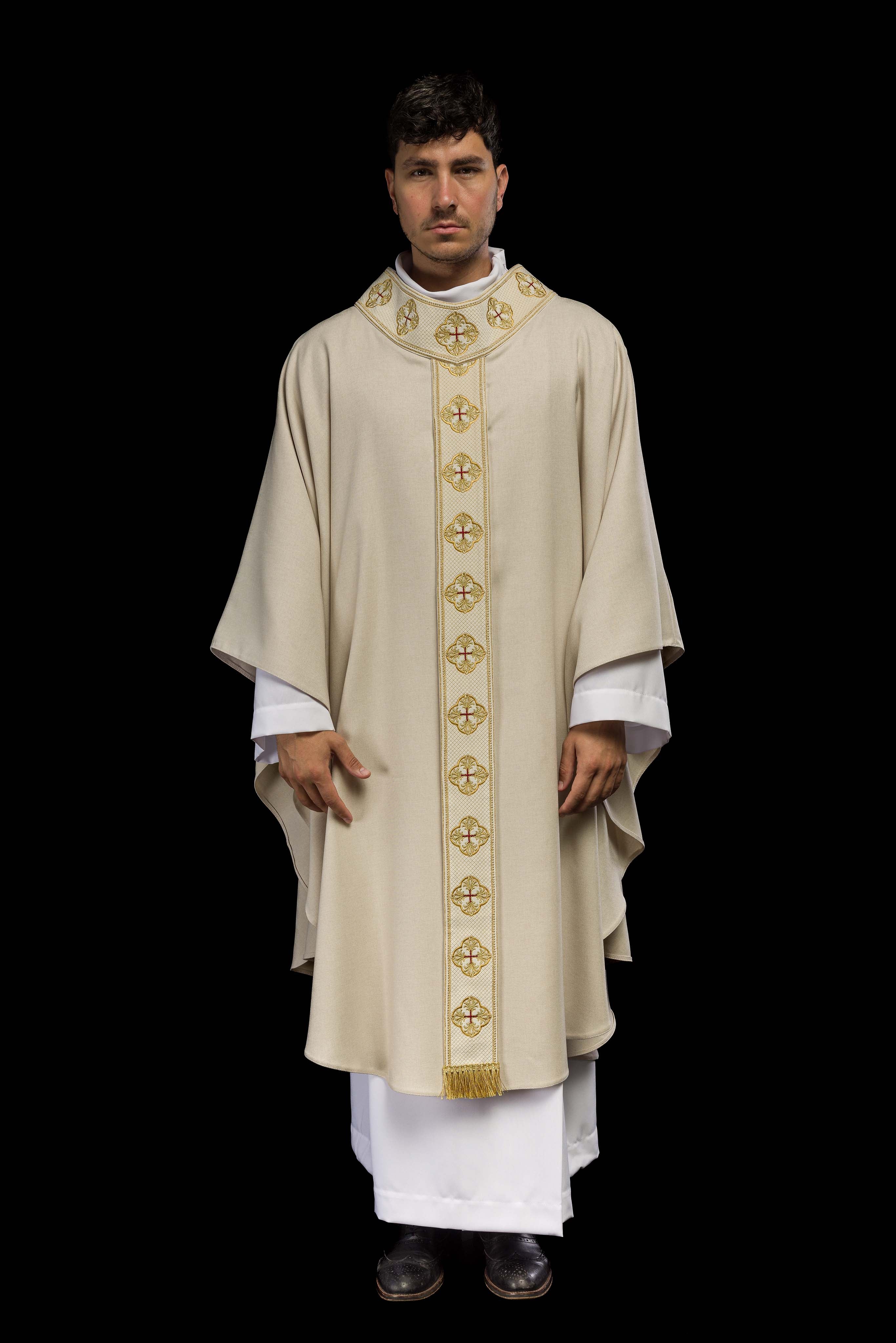 Chasuble en écru avec ceinture brodée et collier croisé