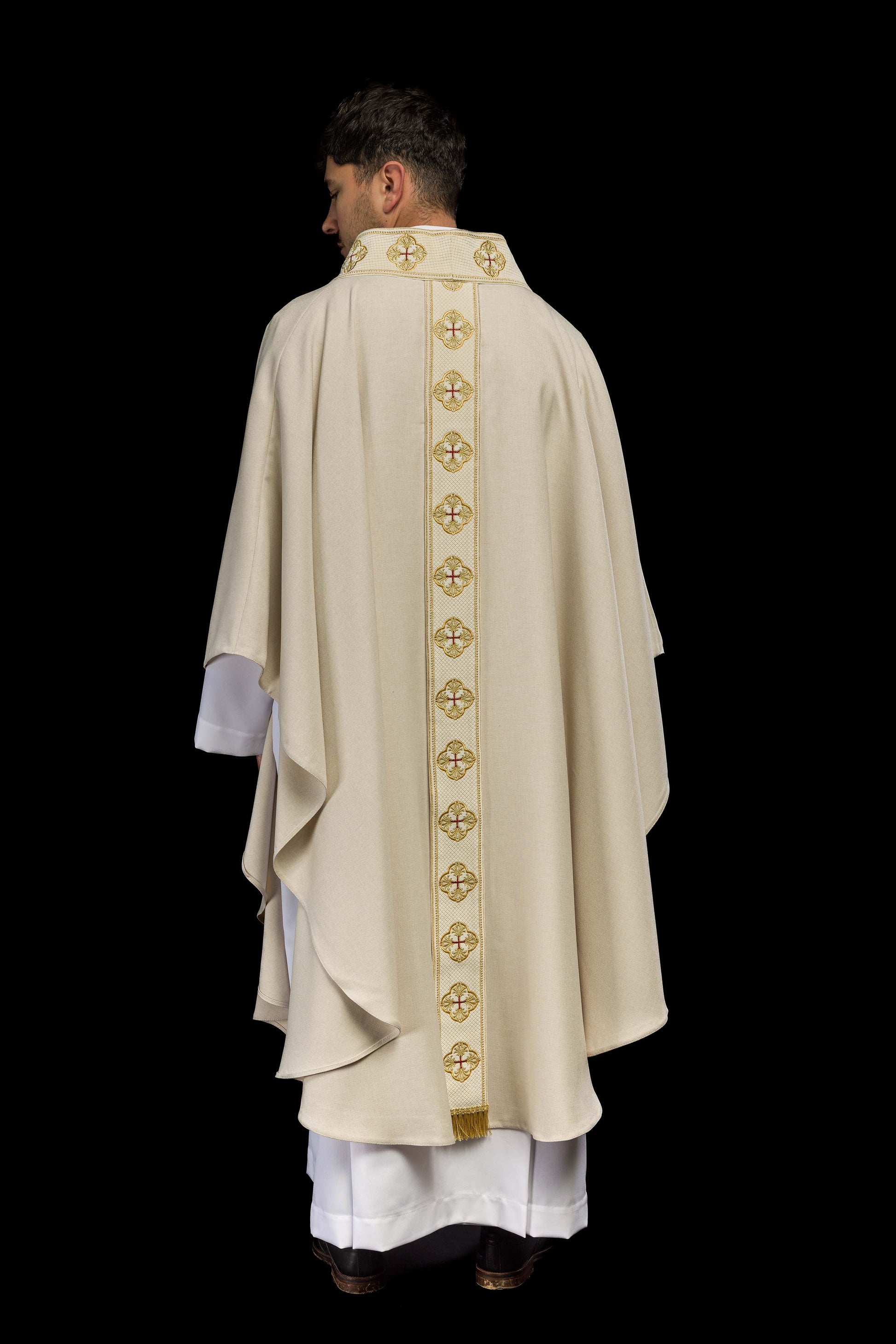 Chasuble en écru avec ceinture brodée et collier croisé