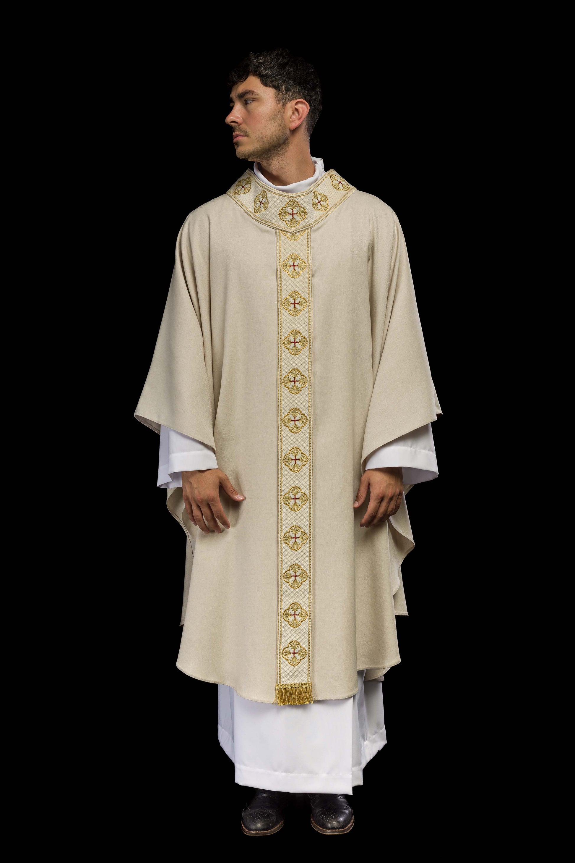 Chasuble en écru avec ceinture brodée et collier croisé
