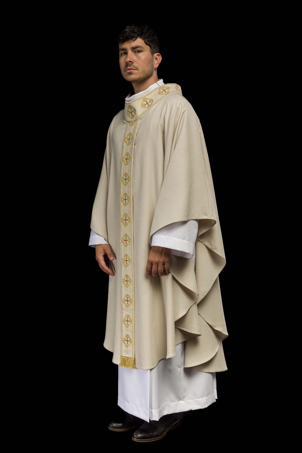 Chasuble en écru avec ceinture brodée et collier croisé