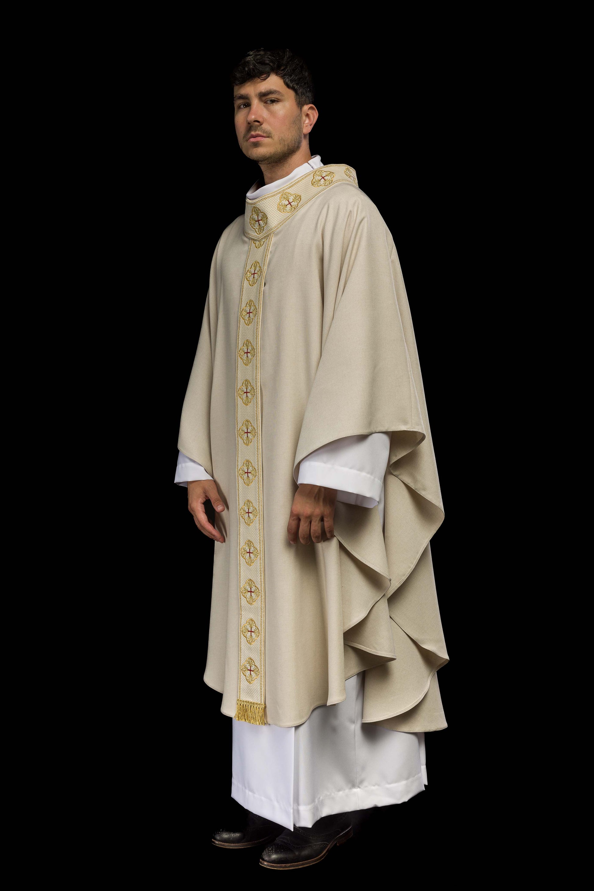 Chasuble en écru avec ceinture brodée et collier croisé