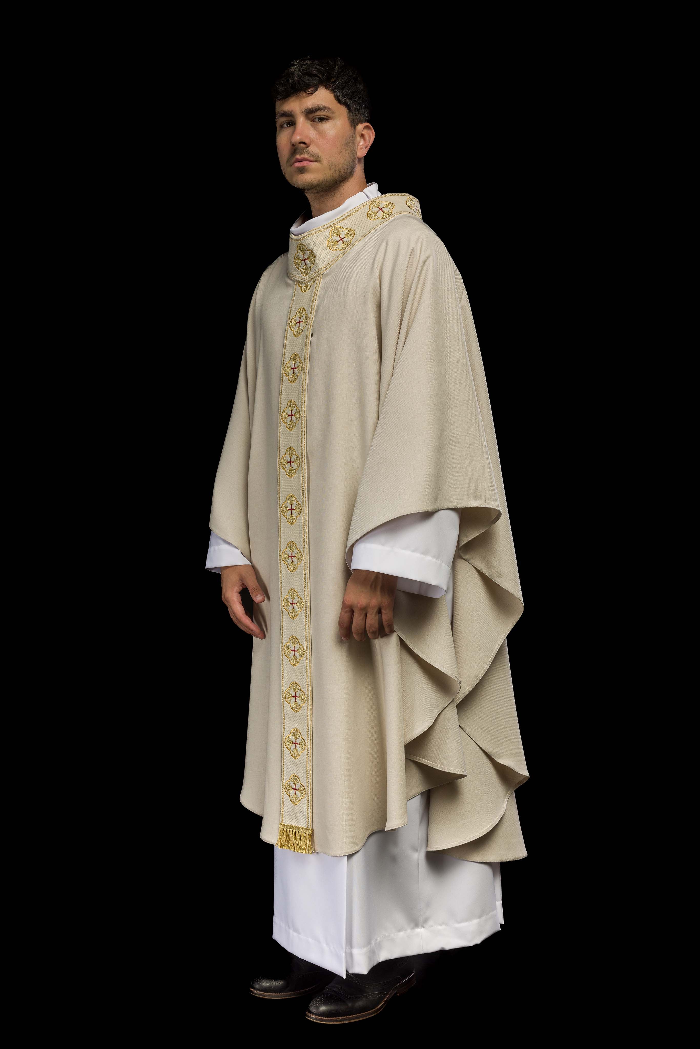 Chasuble en écru avec ceinture brodée et collier croisé