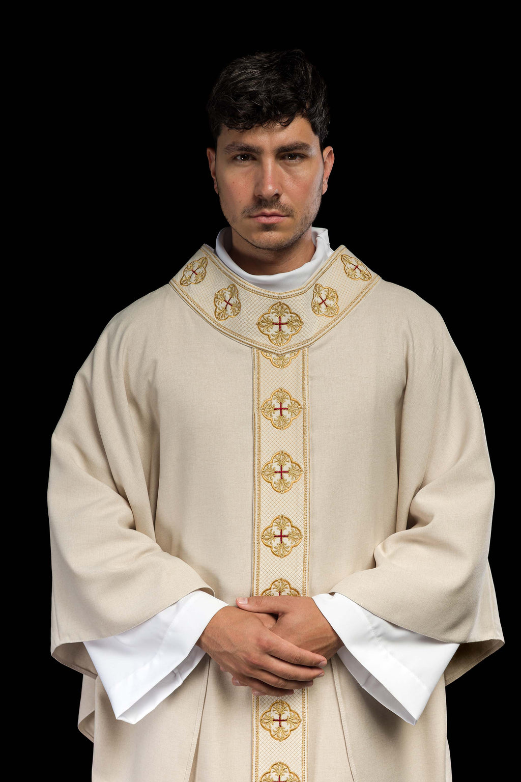 Chasuble en écru avec ceinture brodée et collier croisé