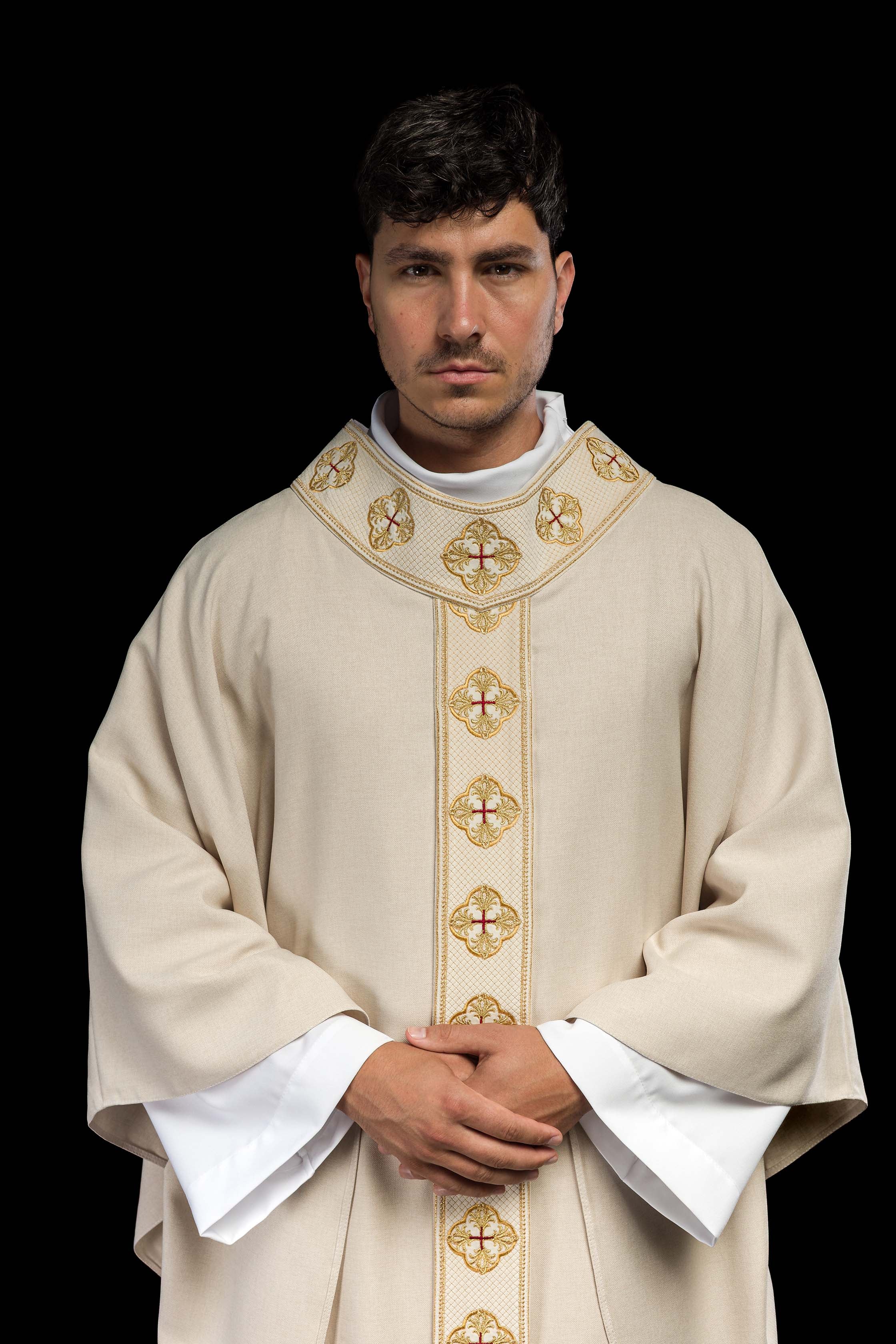 Chasuble en écru avec ceinture brodée et collier croisé