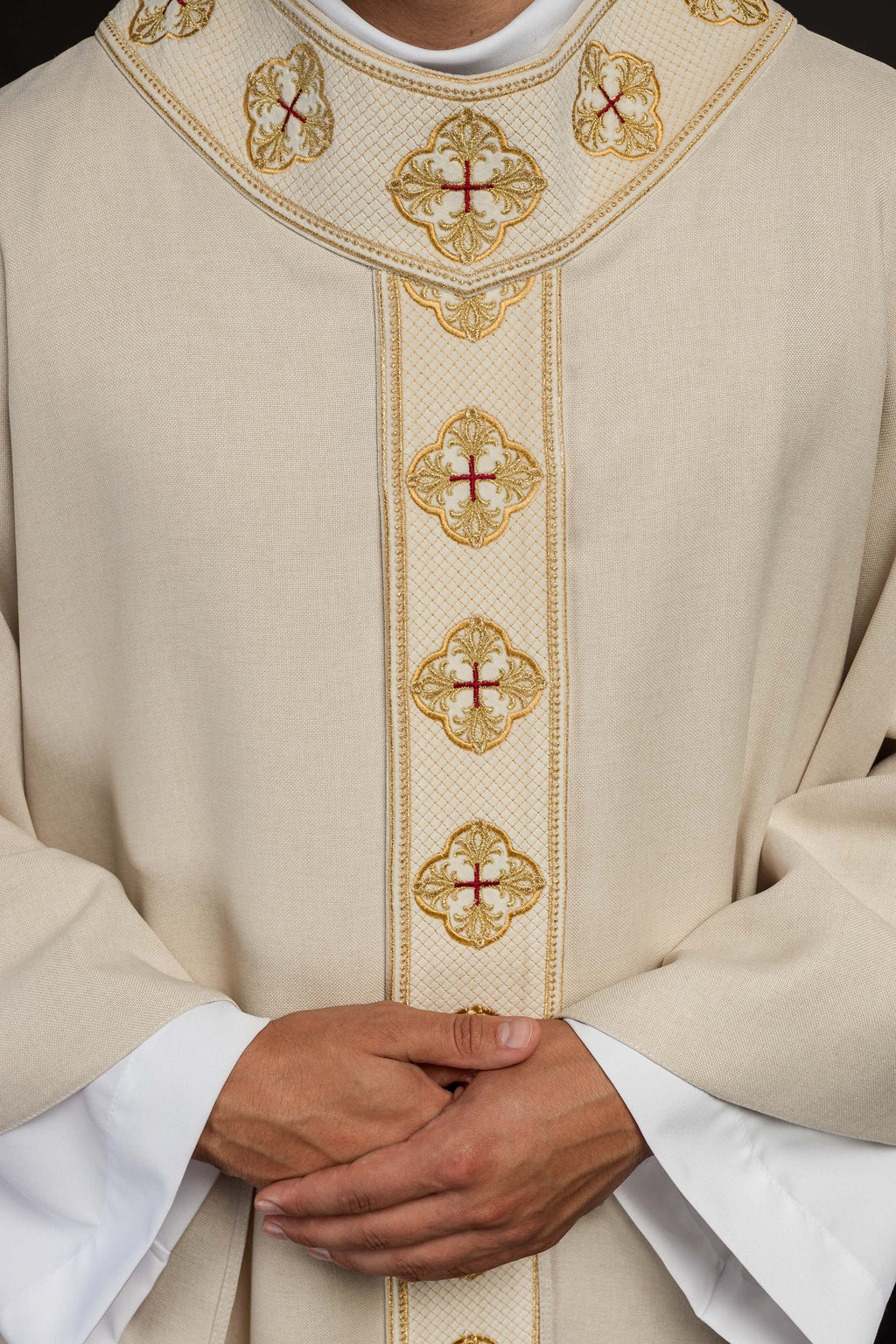 Chasuble en écru avec ceinture brodée et collier croisé