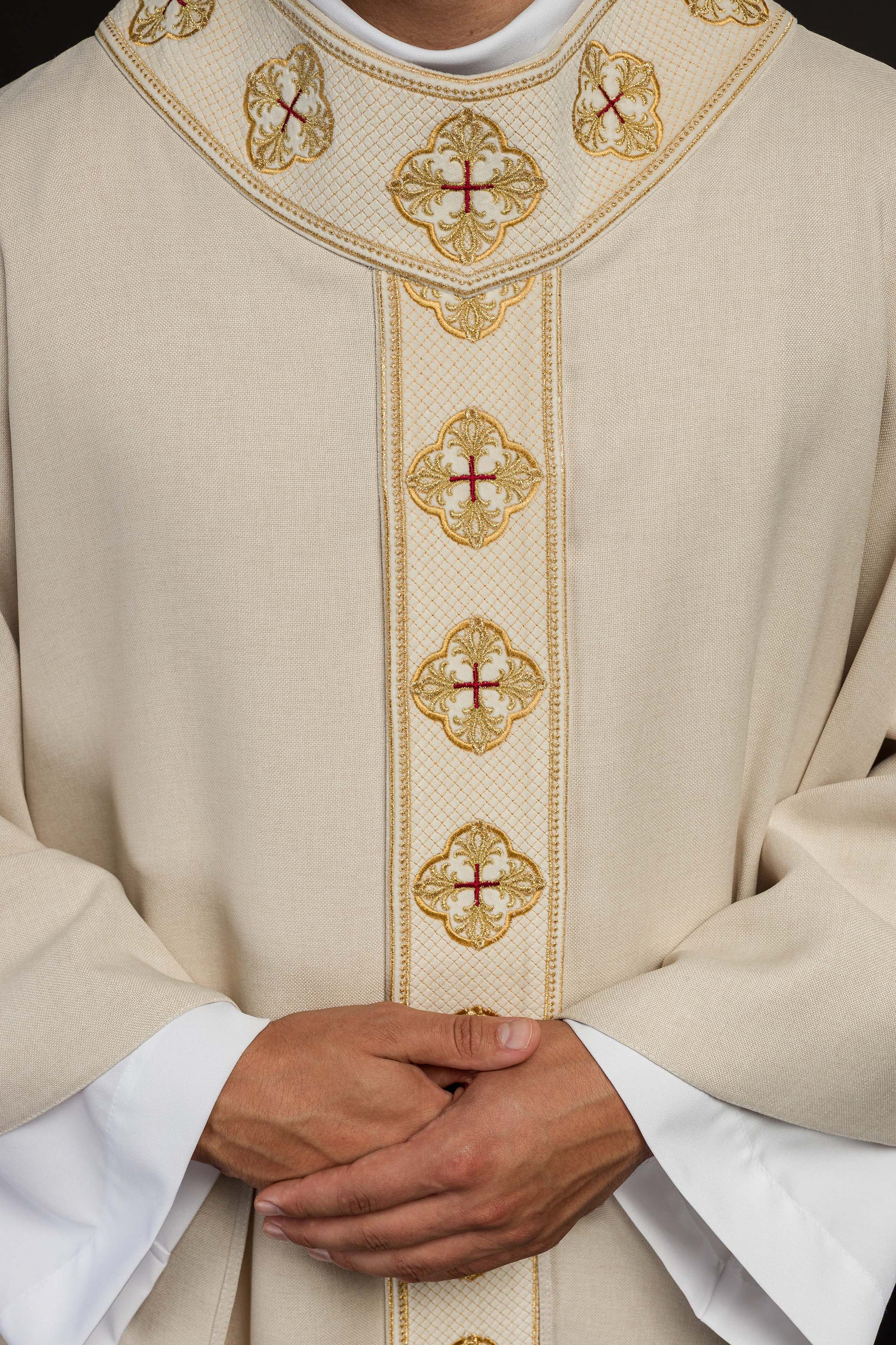 Chasuble en écru avec ceinture brodée et collier croisé