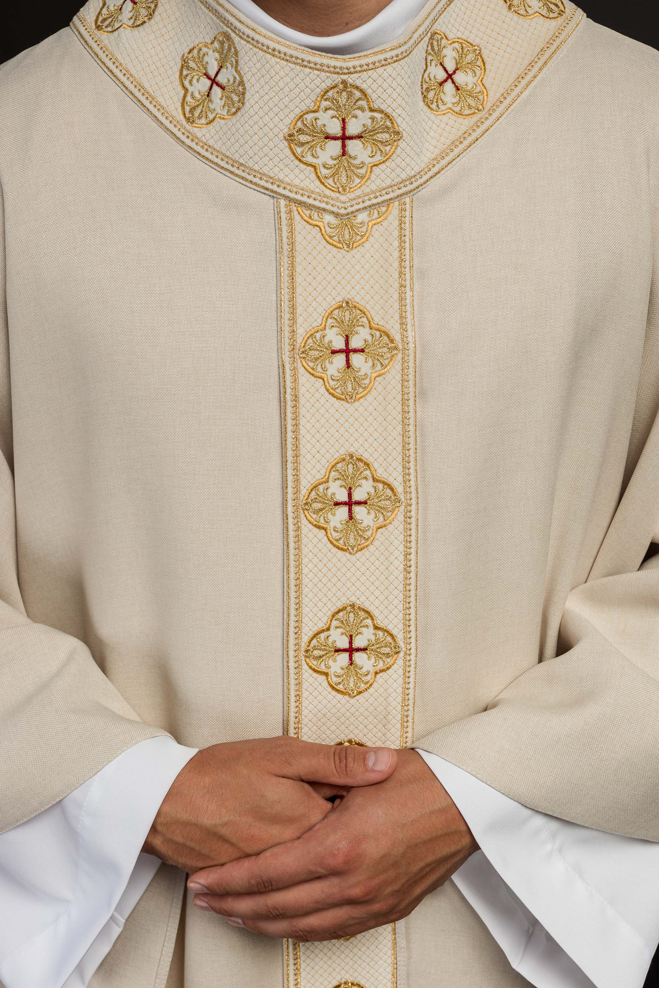 Chasuble en écru avec ceinture brodée et collier croisé