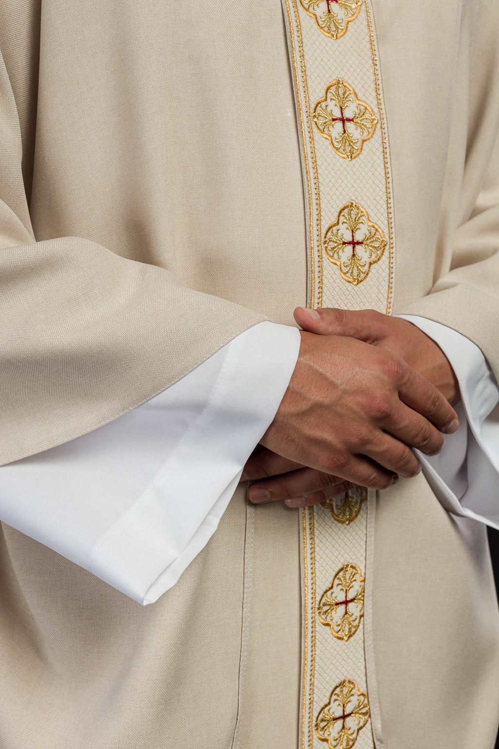 Chasuble en écru avec ceinture brodée et collier croisé