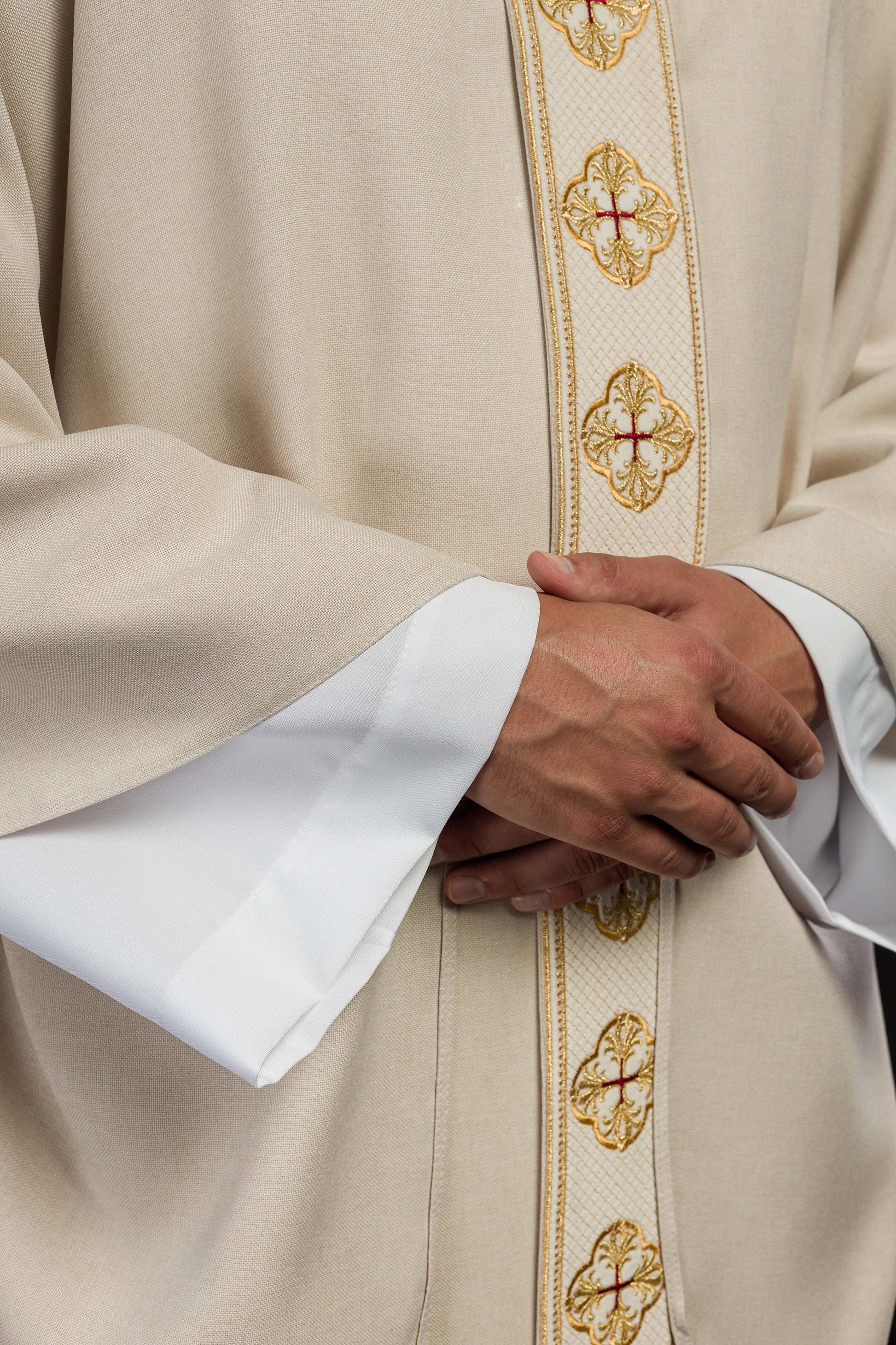 Chasuble en écru avec ceinture brodée et collier croisé