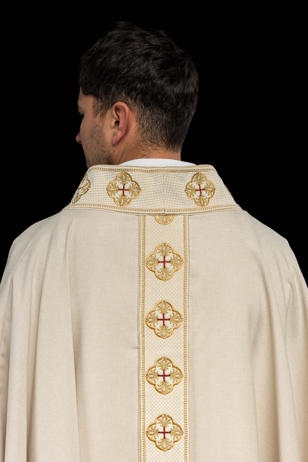 Chasuble en écru avec ceinture brodée et collier croisé
